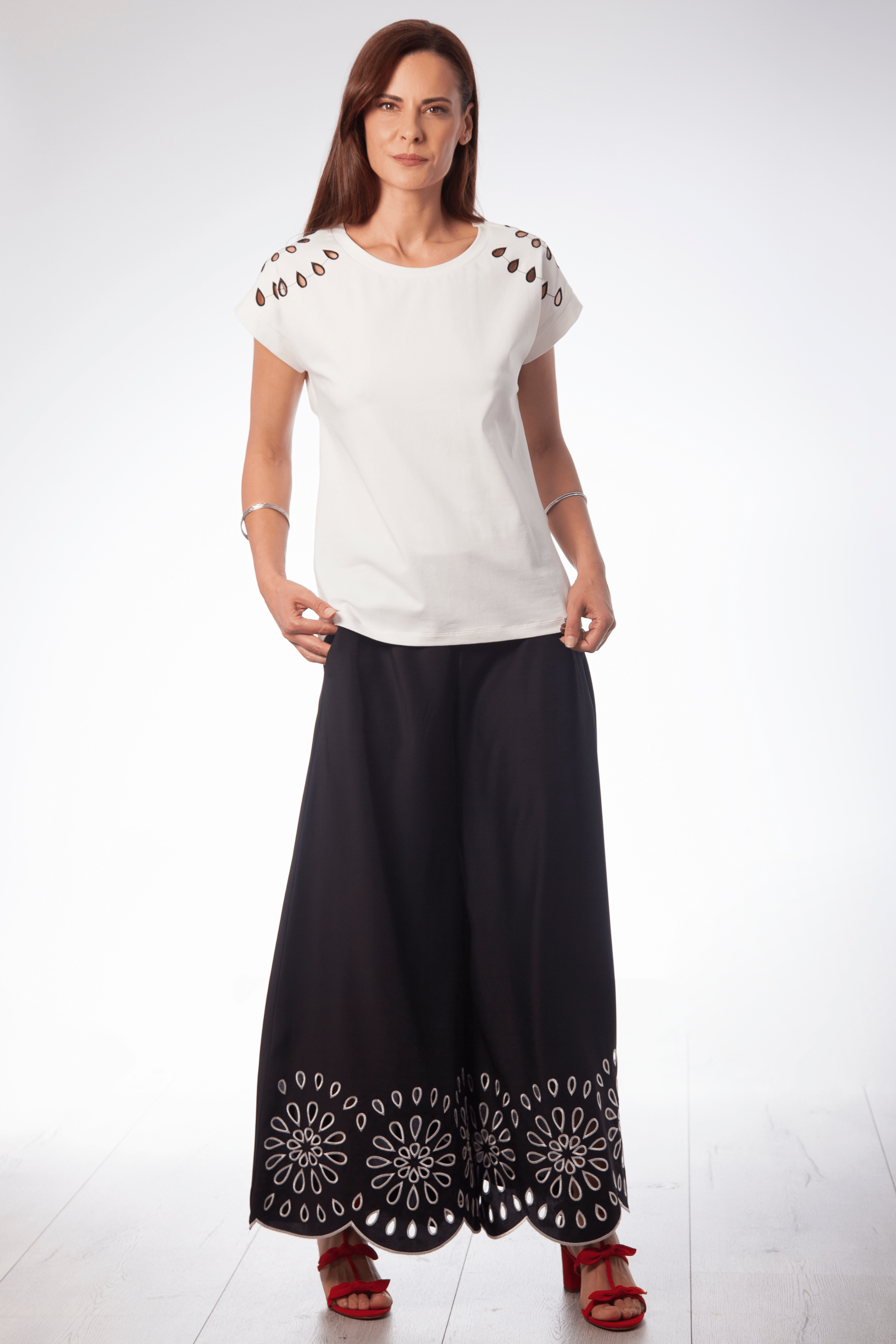 Camiseta blanca hombro bordado calado en contraste Lolitas&L - lolitasyl.com