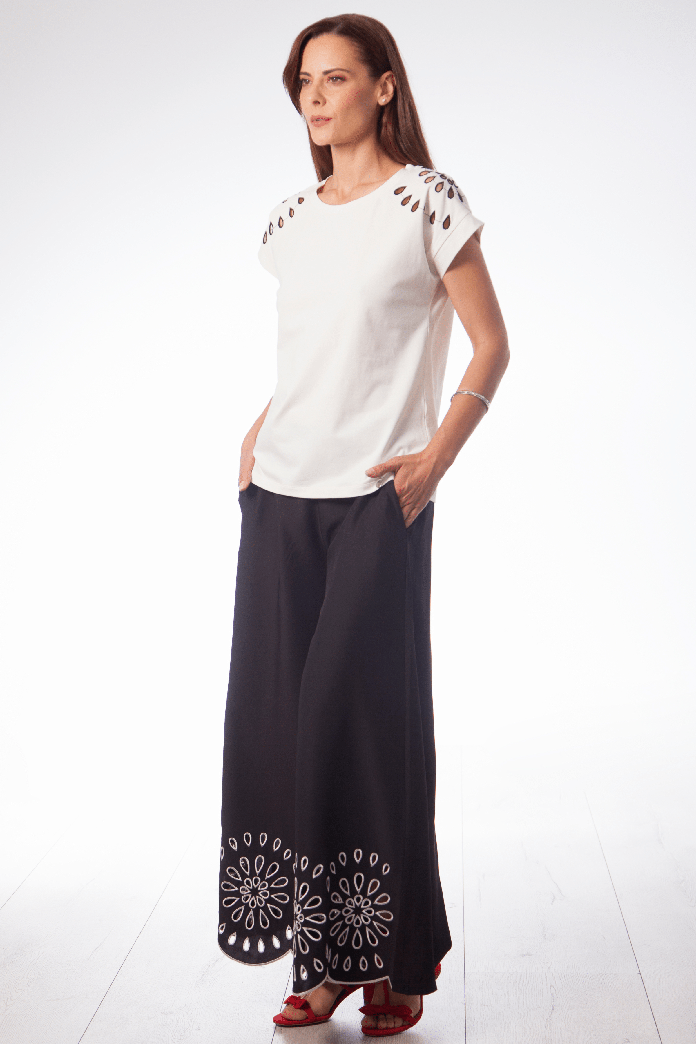 Camiseta blanca hombro bordado calado en contraste Lolitas&L - lolitasyl.com