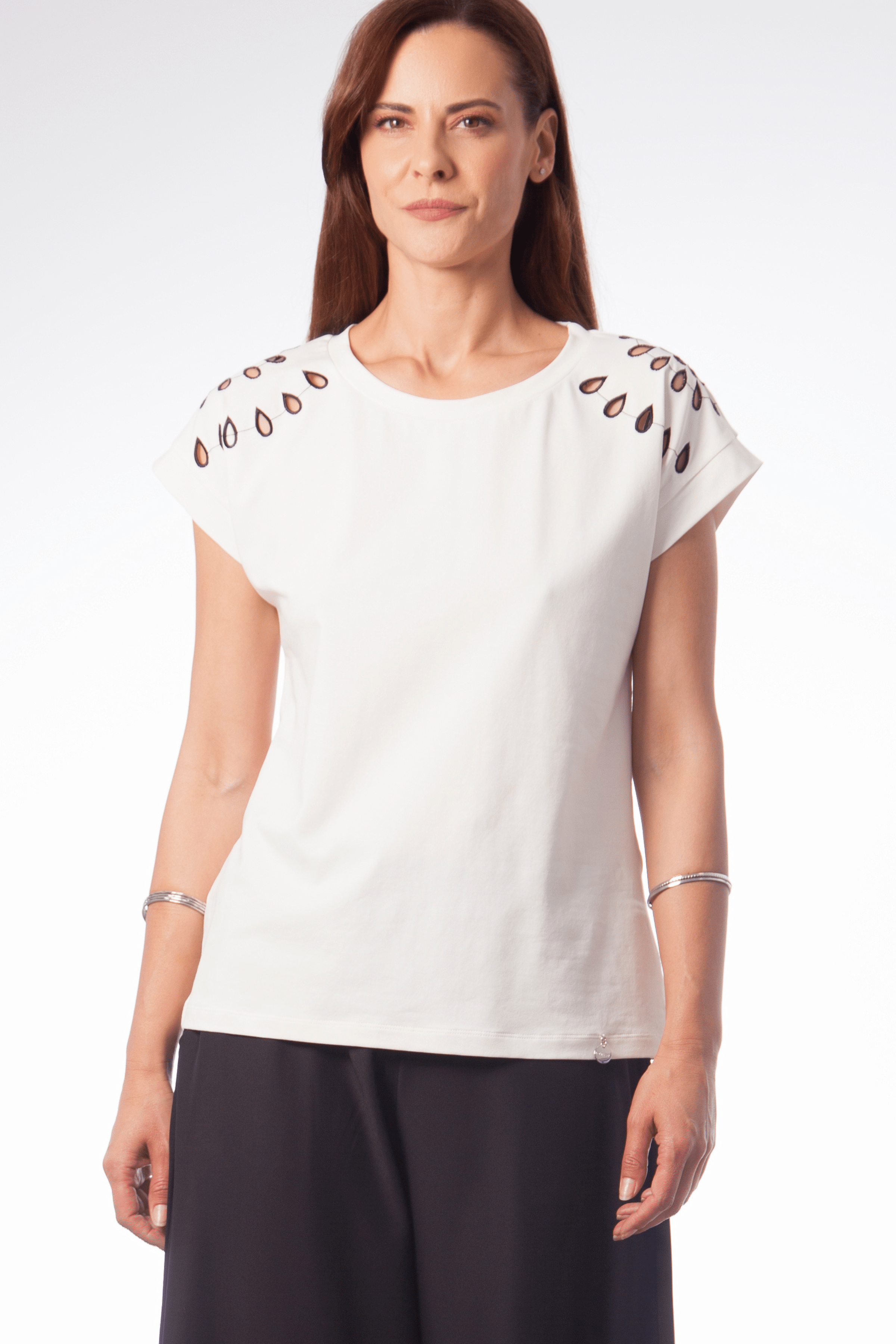 Camiseta blanca hombro bordado calado en contraste Lolitas&L - lolitasyl.com