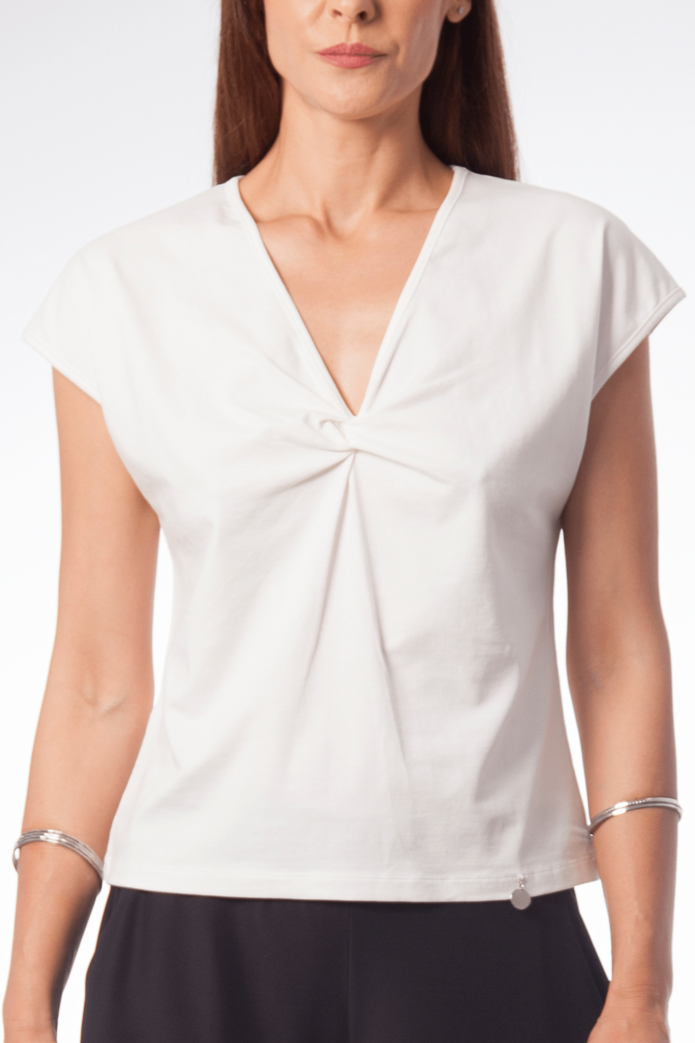 Camiseta blanca pico con embebido Lolitas&L - lolitasyl.com