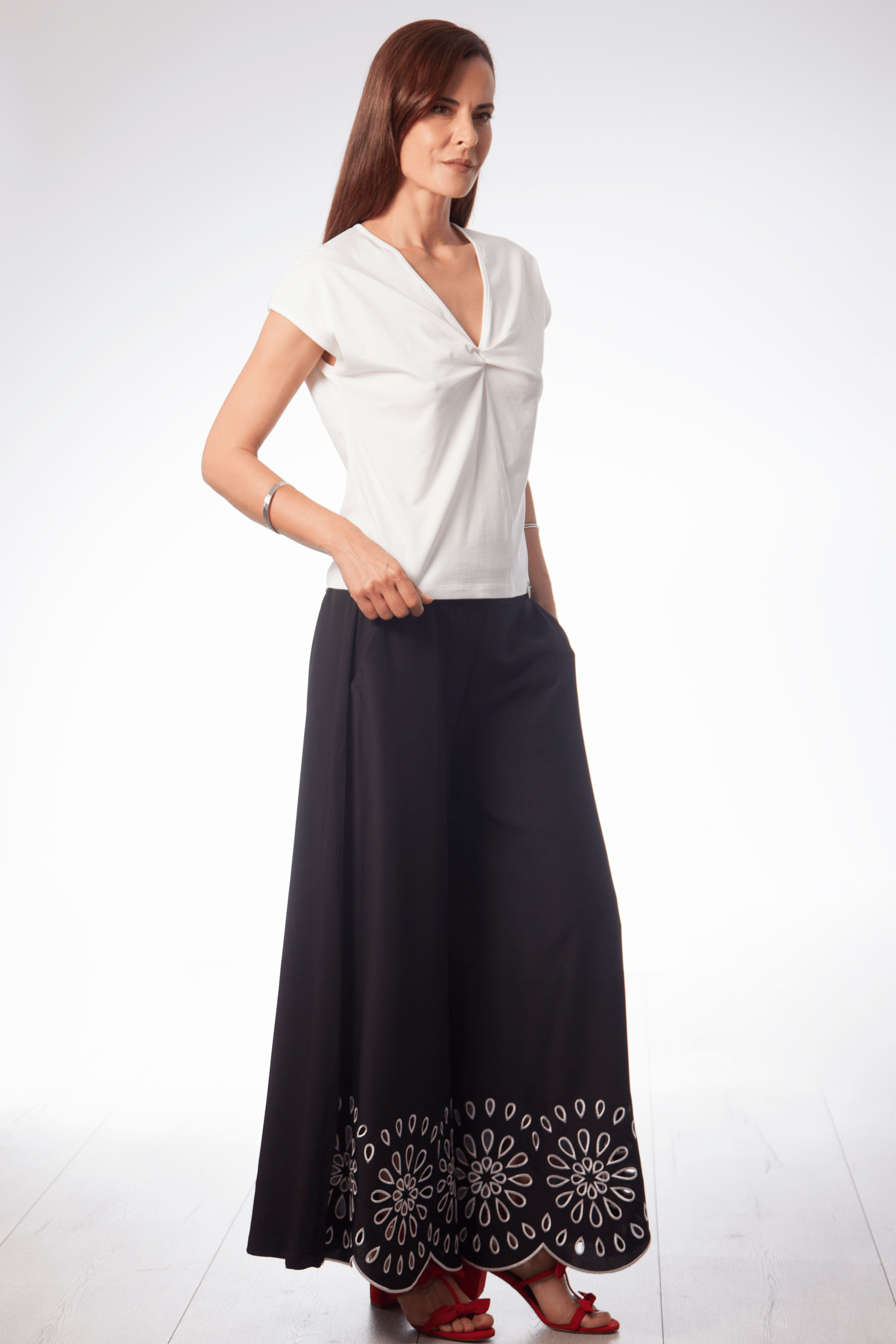 Camiseta blanca pico con embebido Lolitas&L - lolitasyl.com