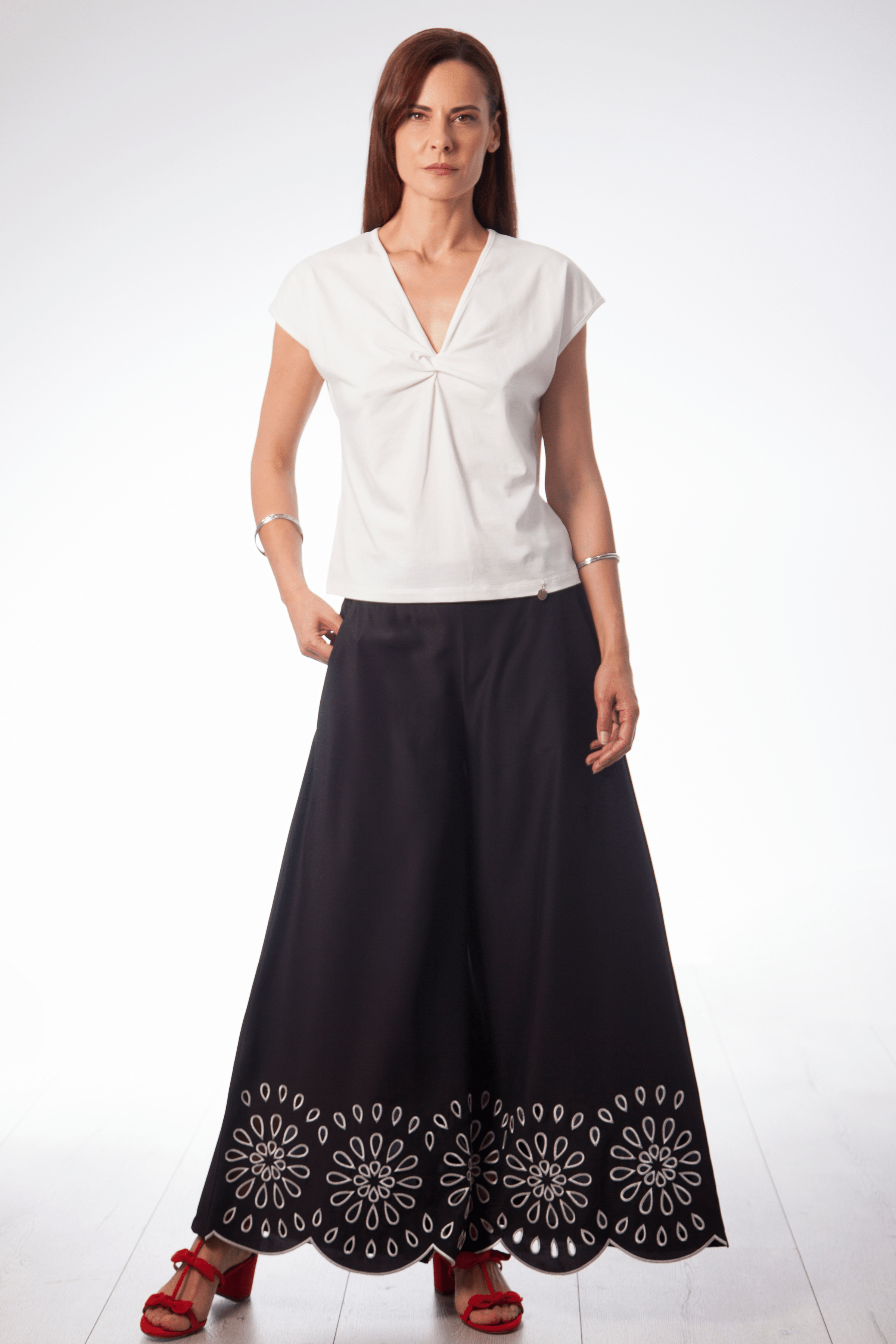 Camiseta blanca pico con embebido Lolitas&L - lolitasyl.com