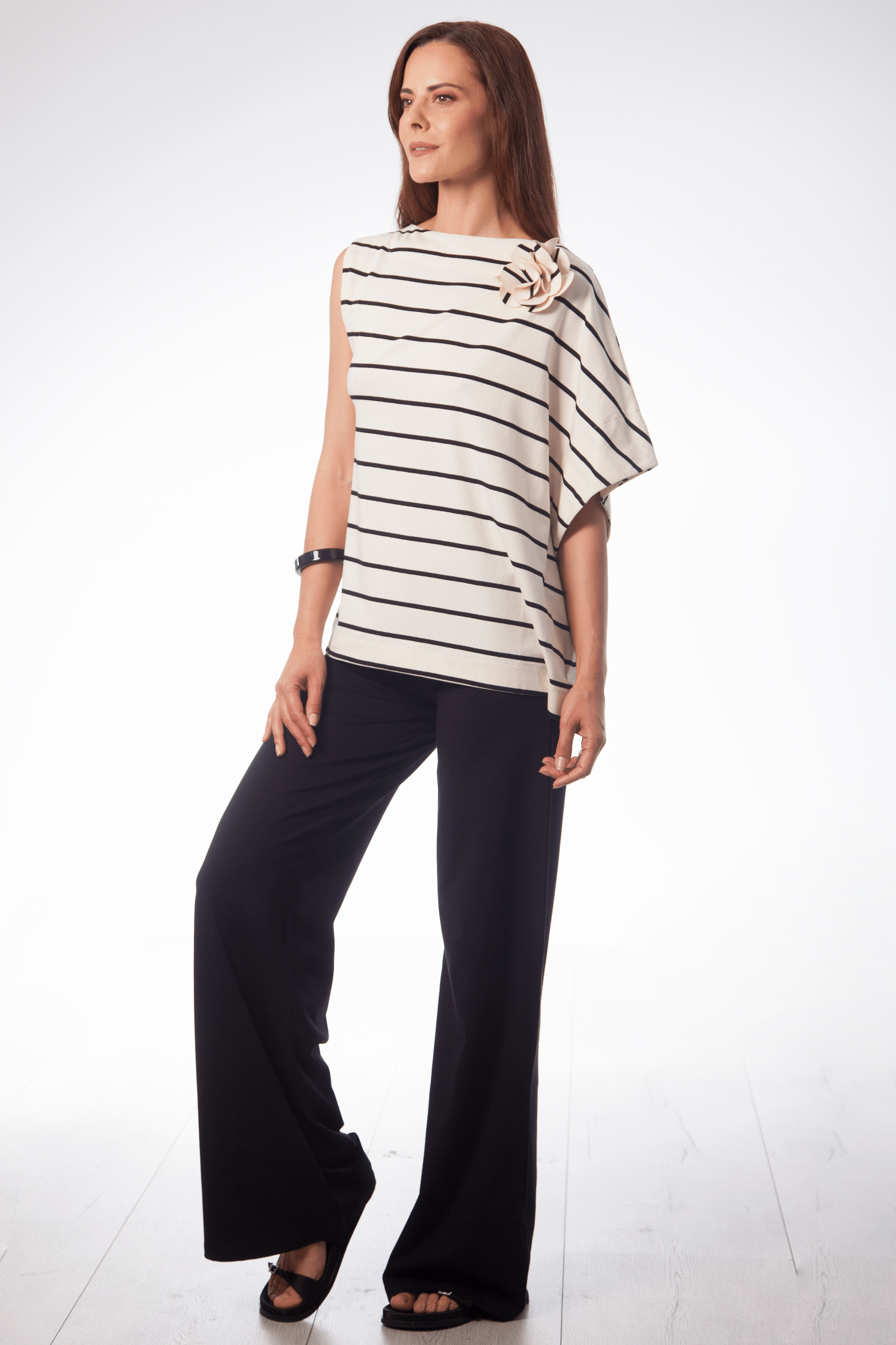 Camiseta blanca rayas asimetrica con flor Lolitas&L - lolitasyl.com