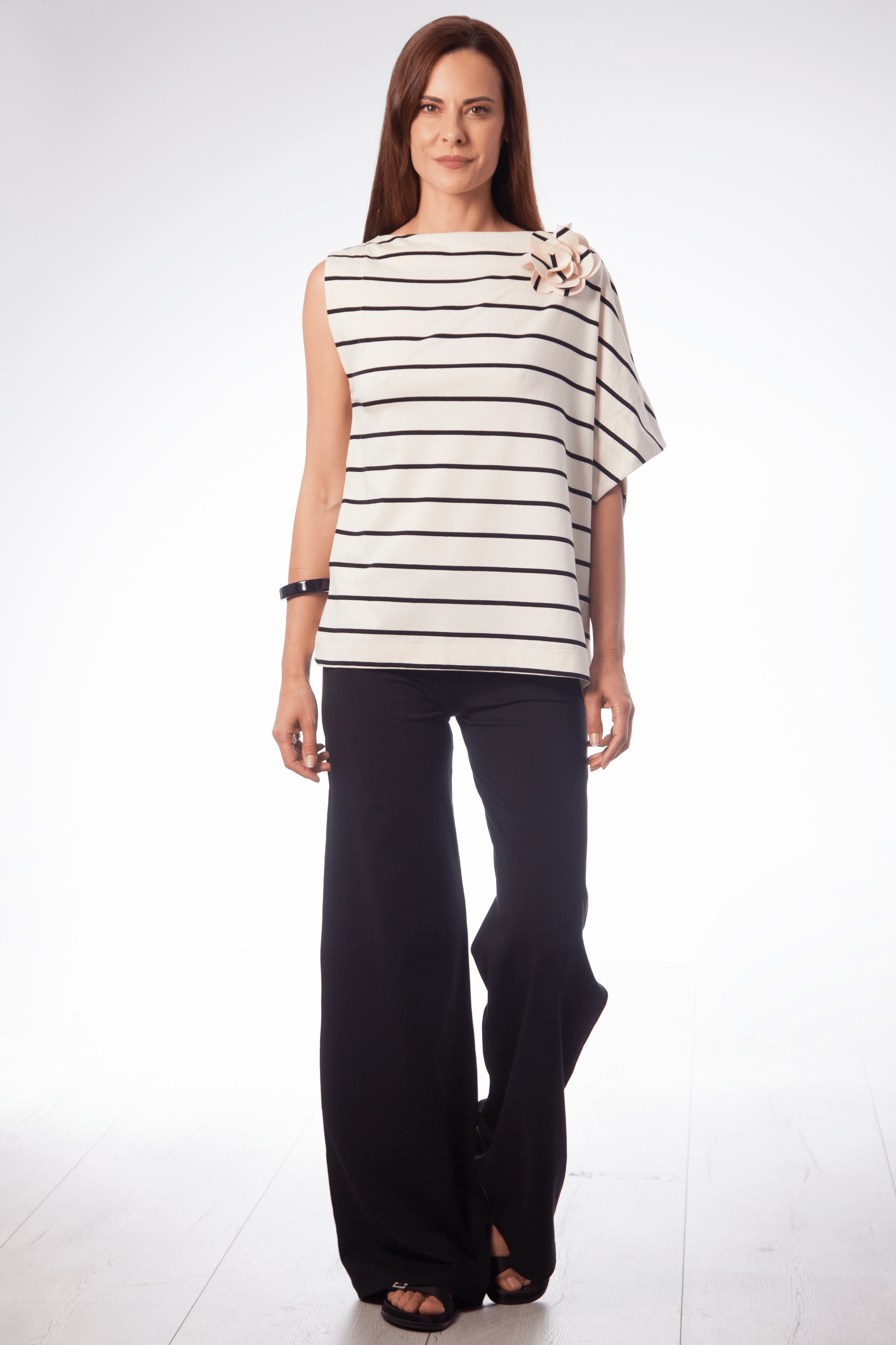 Camiseta blanca rayas asimetrica con flor Lolitas&L - lolitasyl.com