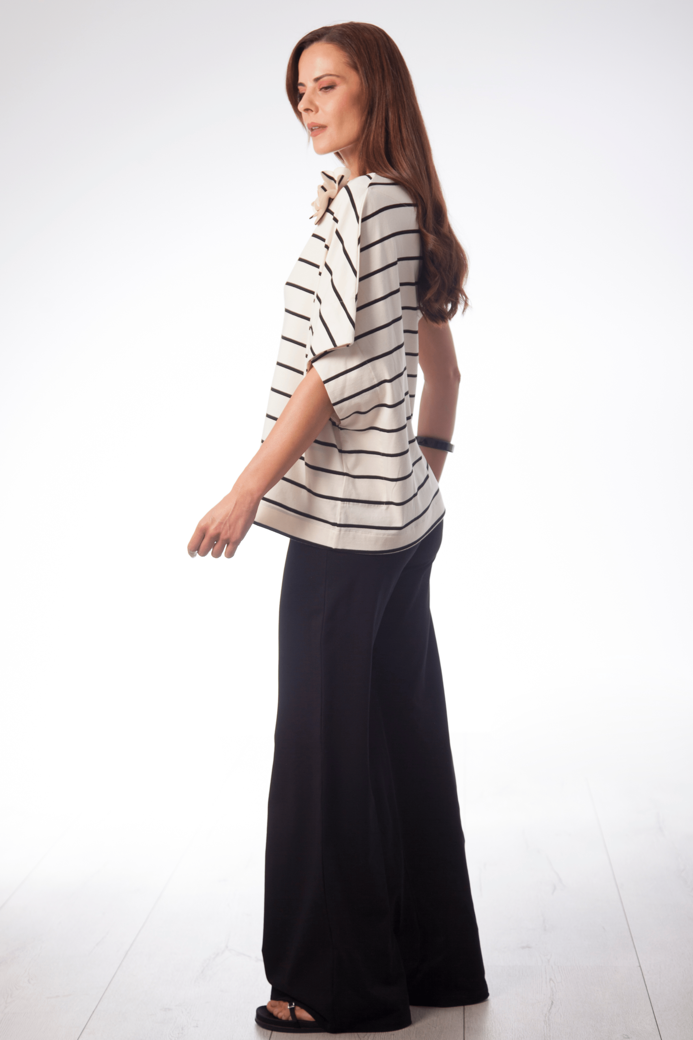 Camiseta blanca rayas asimetrica con flor Lolitas&L - lolitasyl.com