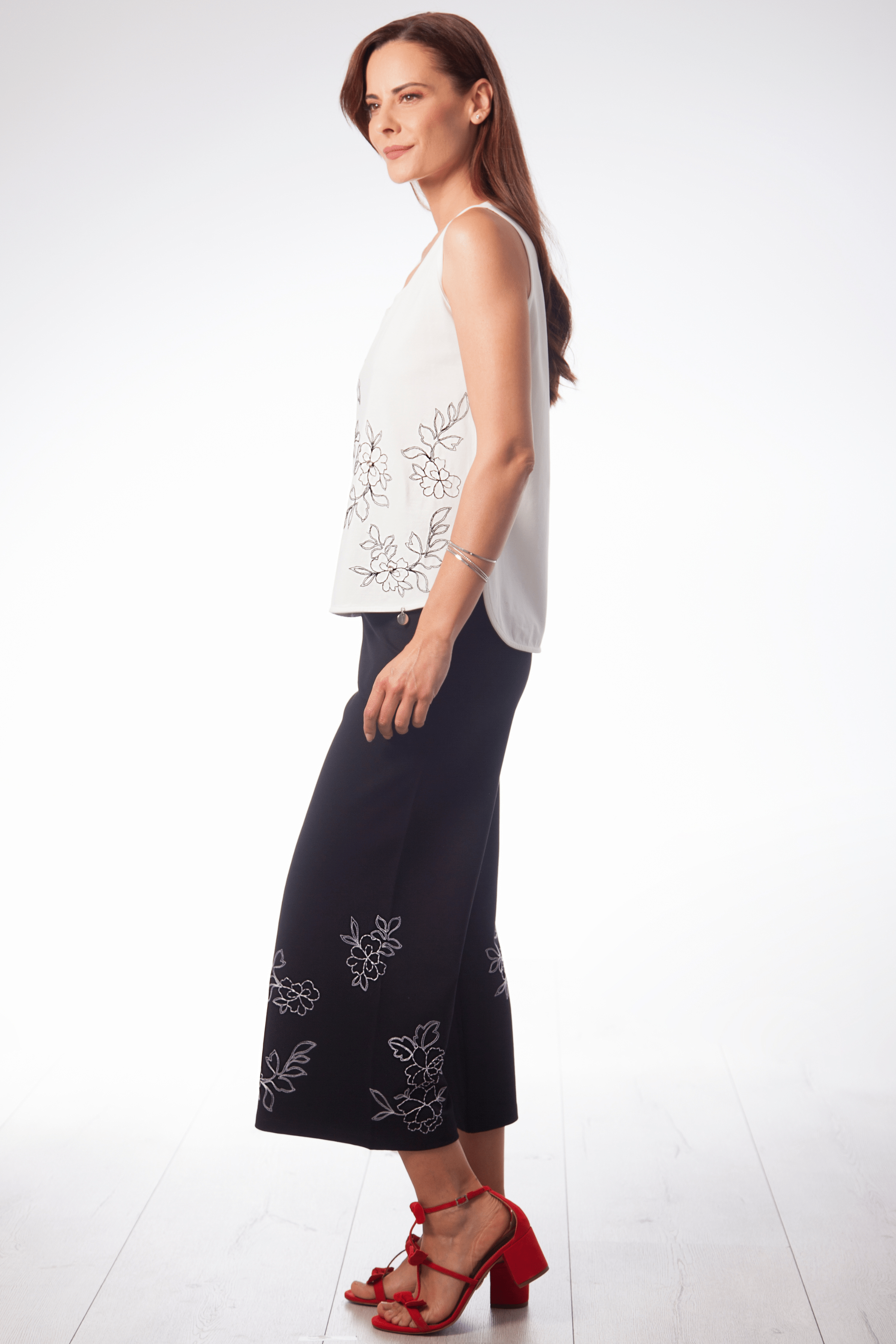 Camiseta blanca tirantes con bordado flor Lolitas&L - lolitasyl.com