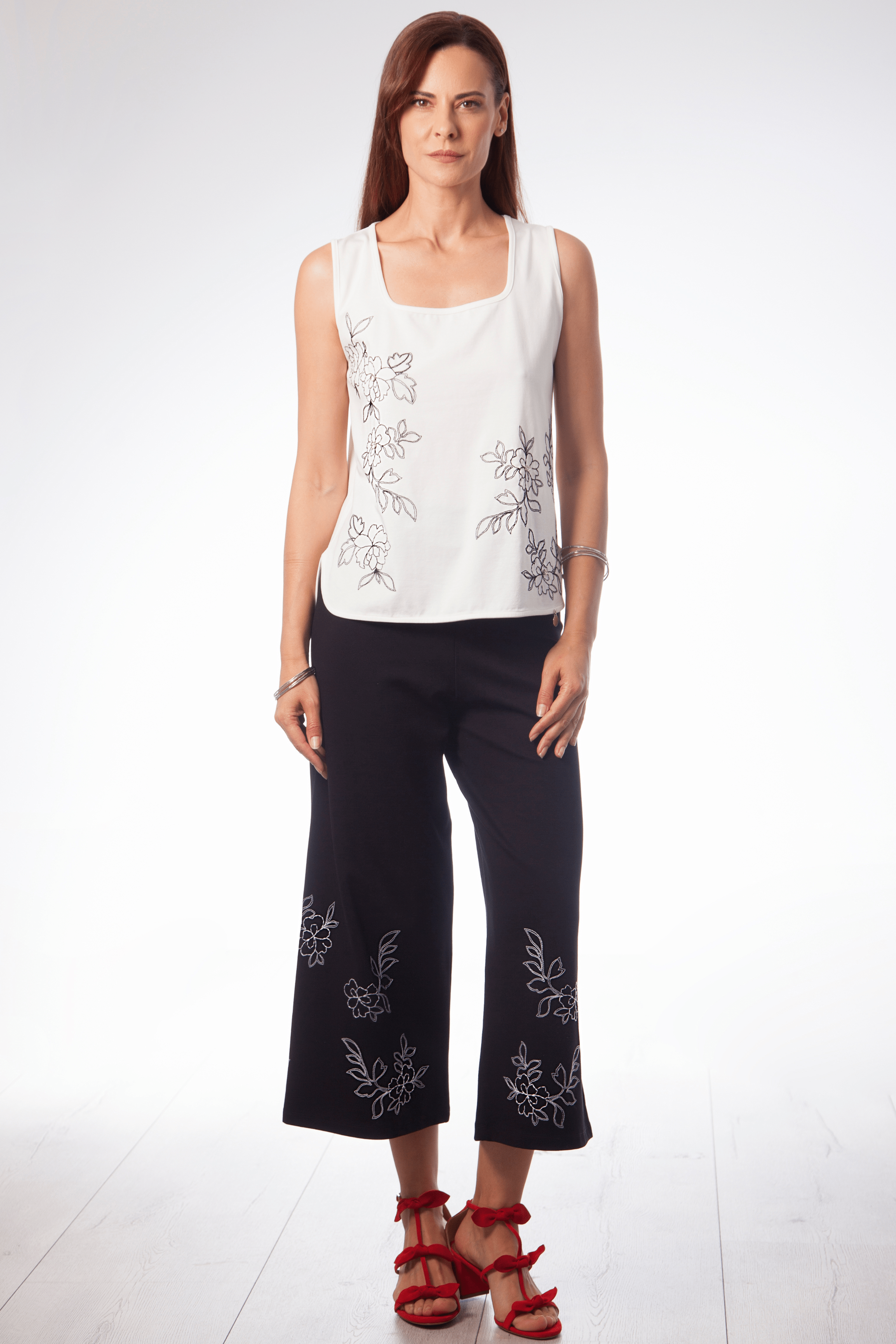 Camiseta blanca tirantes con bordado flor Lolitas&L - lolitasyl.com