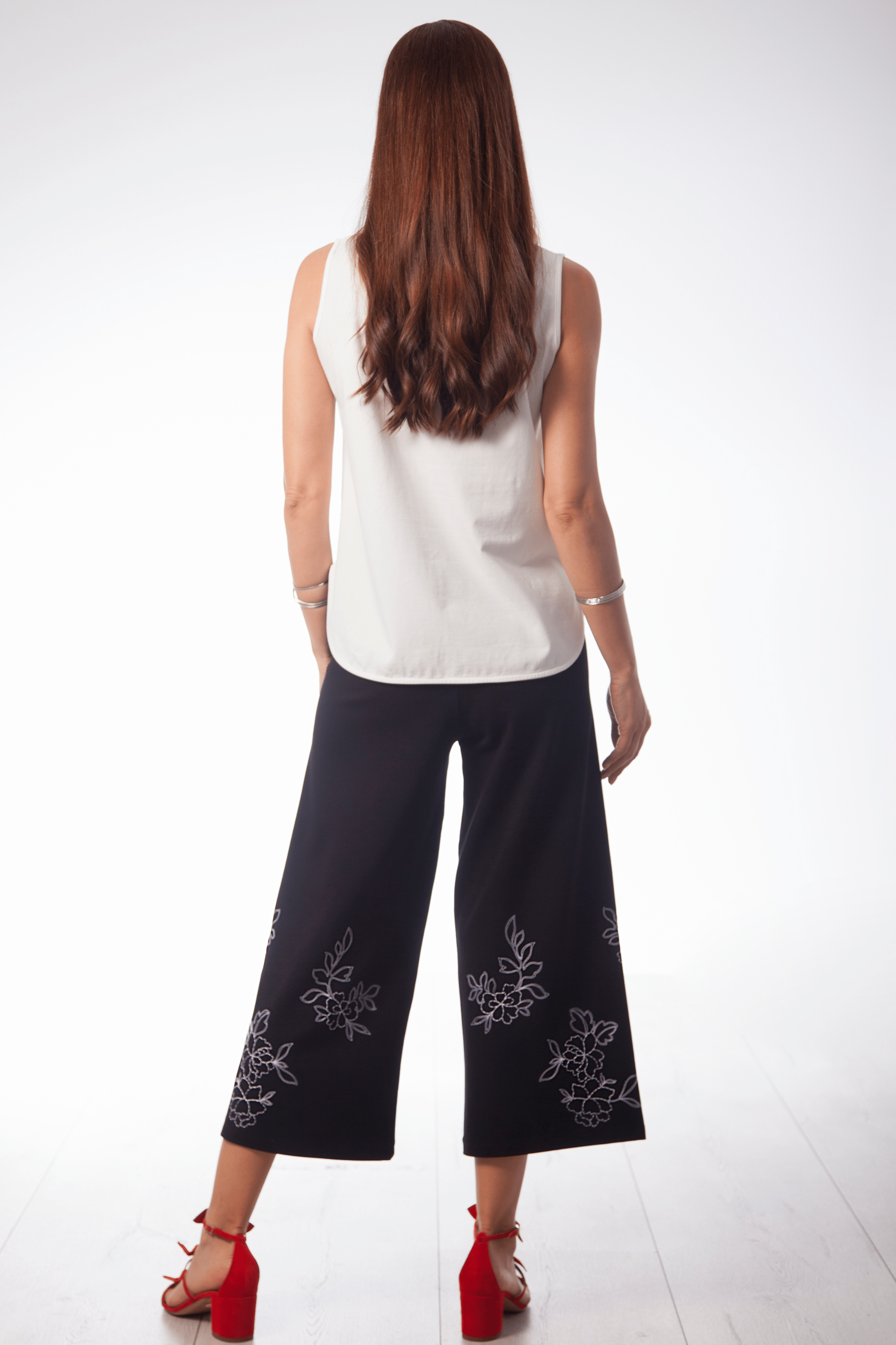 Camiseta blanca tirantes con bordado flor Lolitas&L - lolitasyl.com