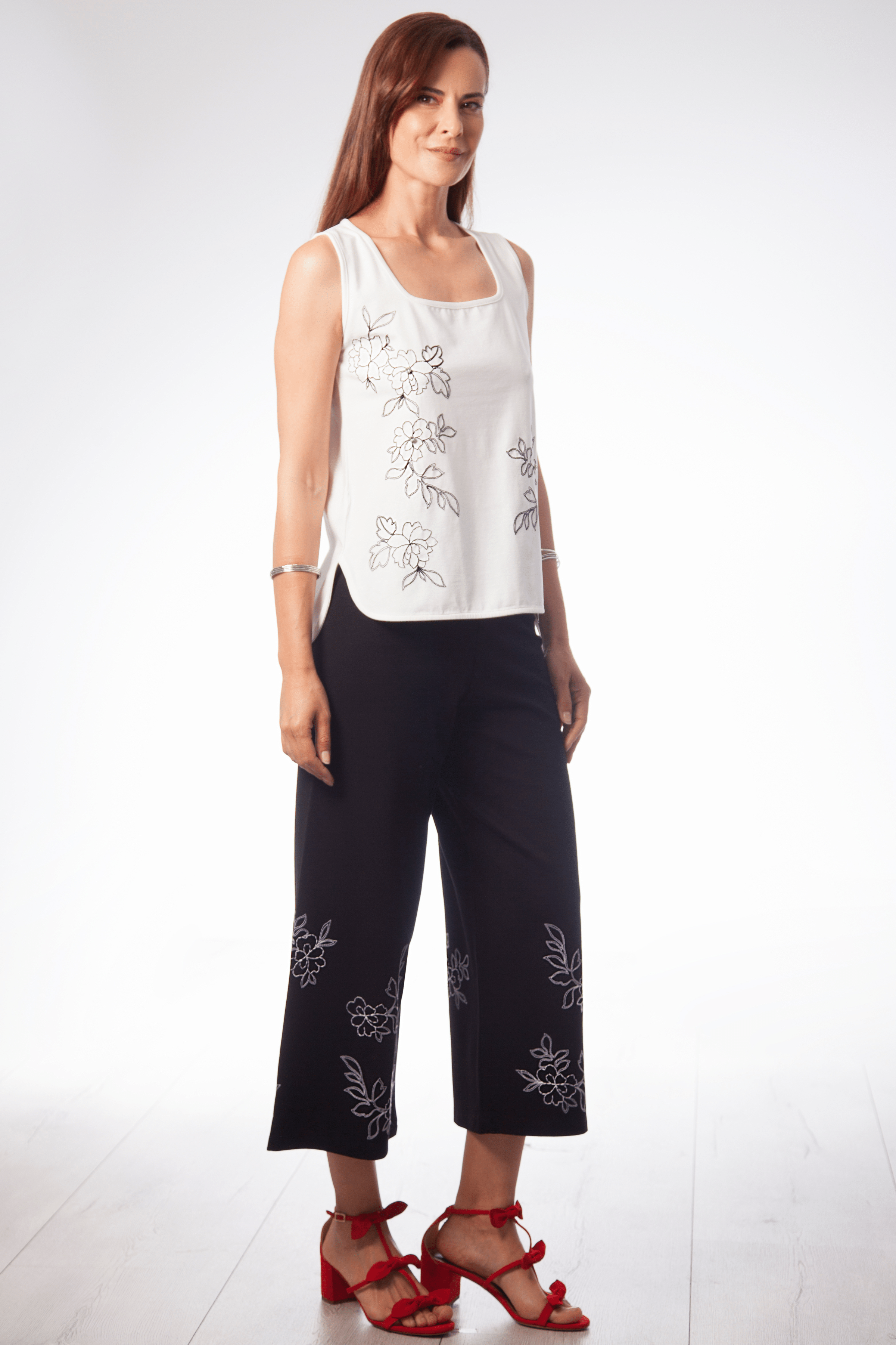 Camiseta blanca tirantes con bordado flor Lolitas&L - lolitasyl.com