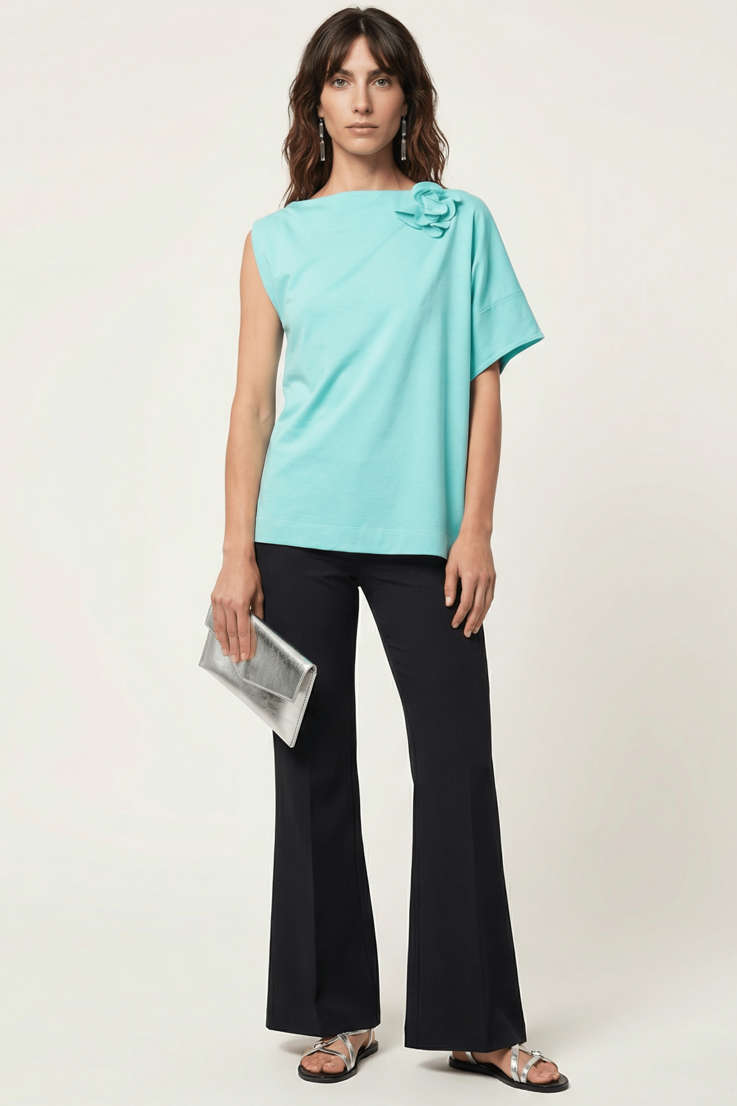 Camiseta celeste asimetrica con flor Lolitas&L - lolitasyl.com