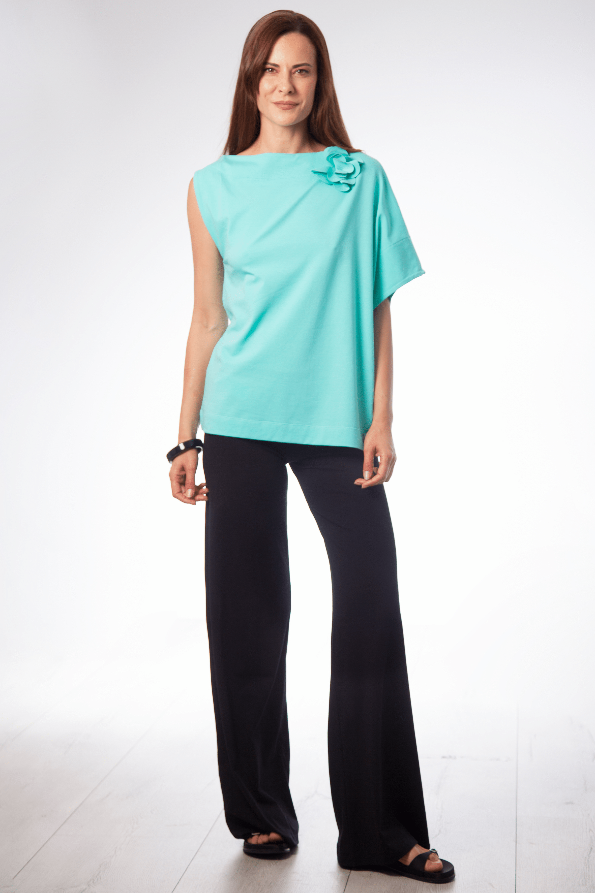 Camiseta celeste asimetrica con flor Lolitas&L - lolitasyl.com