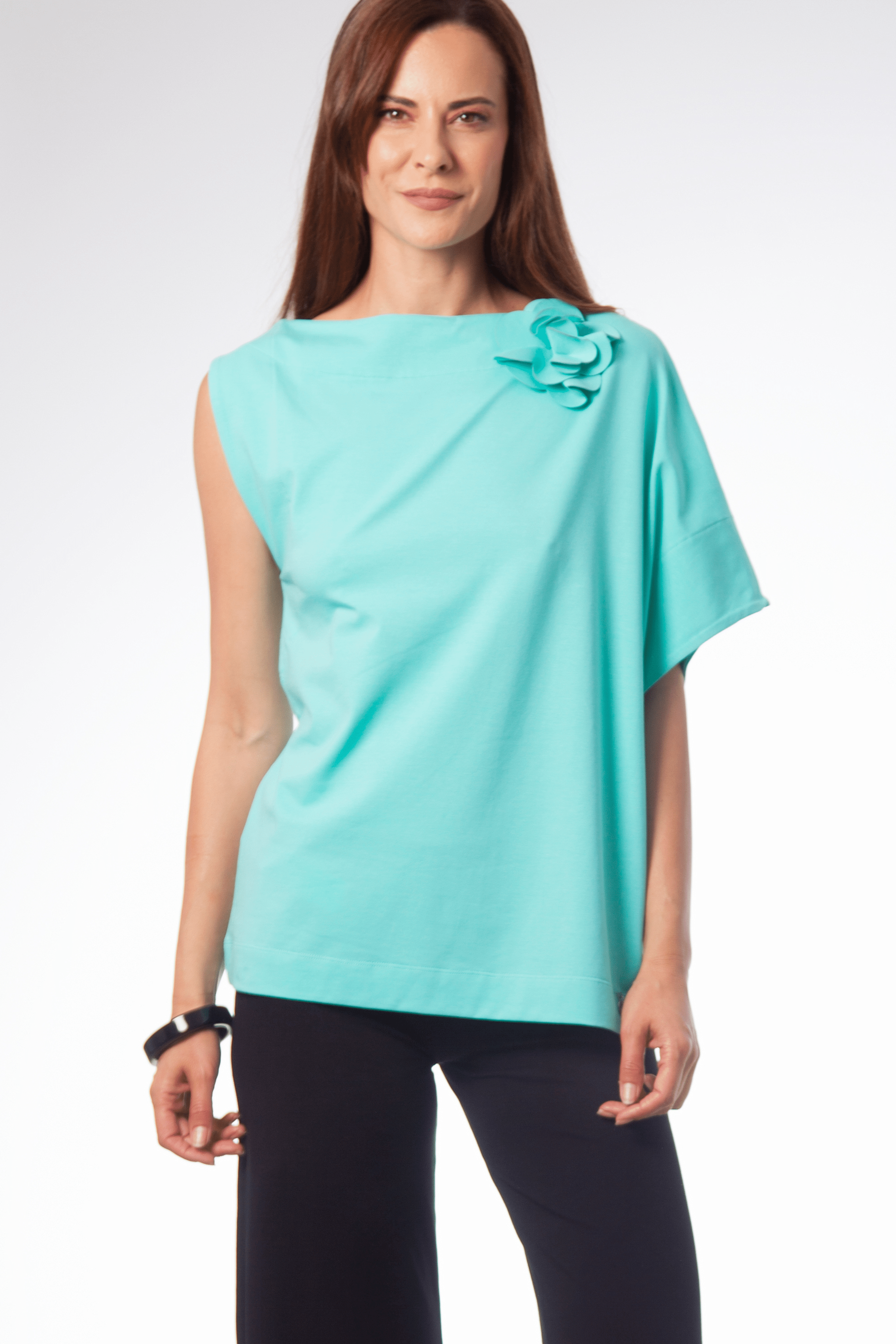 Camiseta celeste asimetrica con flor Lolitas&L - lolitasyl.com