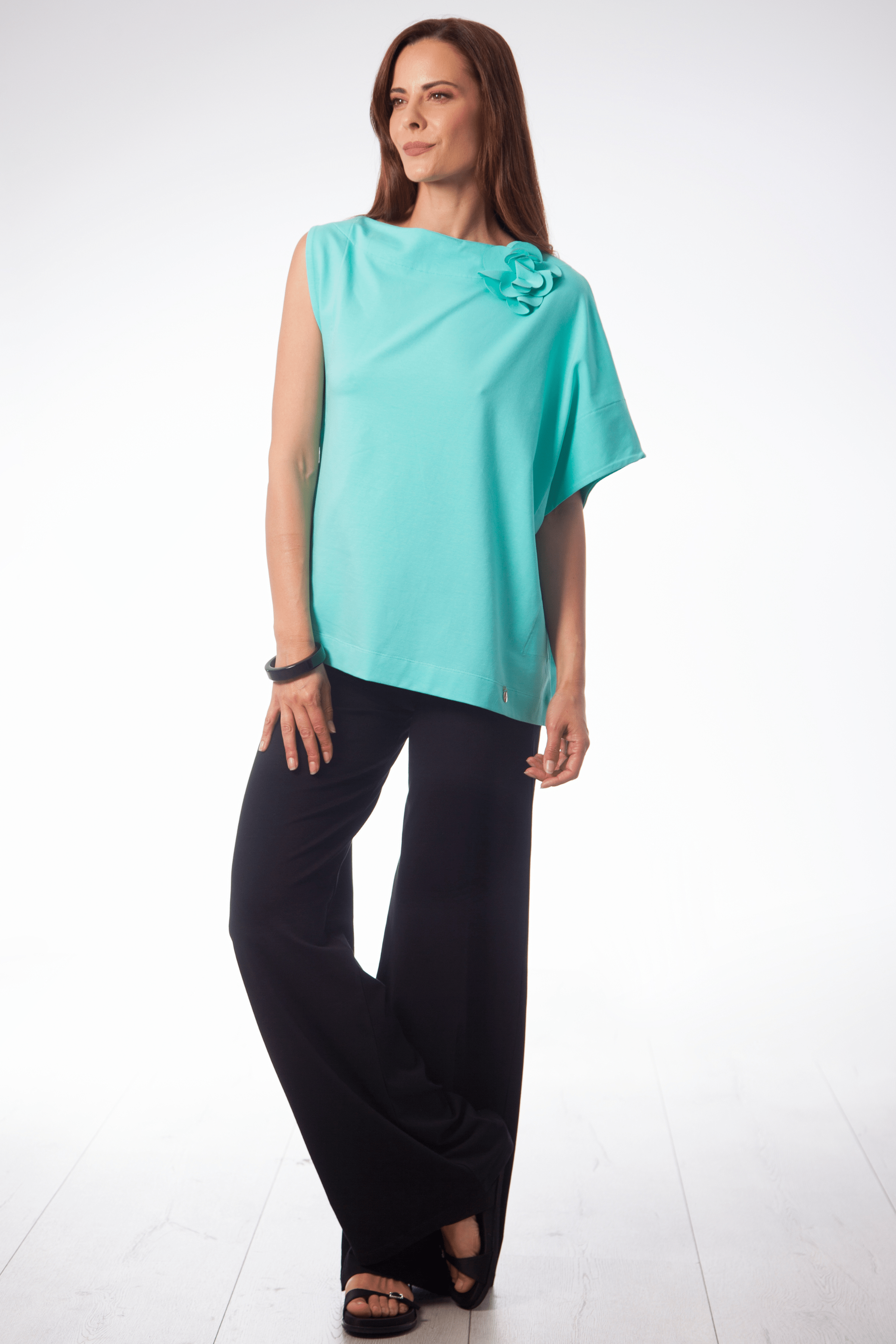 Camiseta celeste asimetrica con flor Lolitas&L - lolitasyl.com