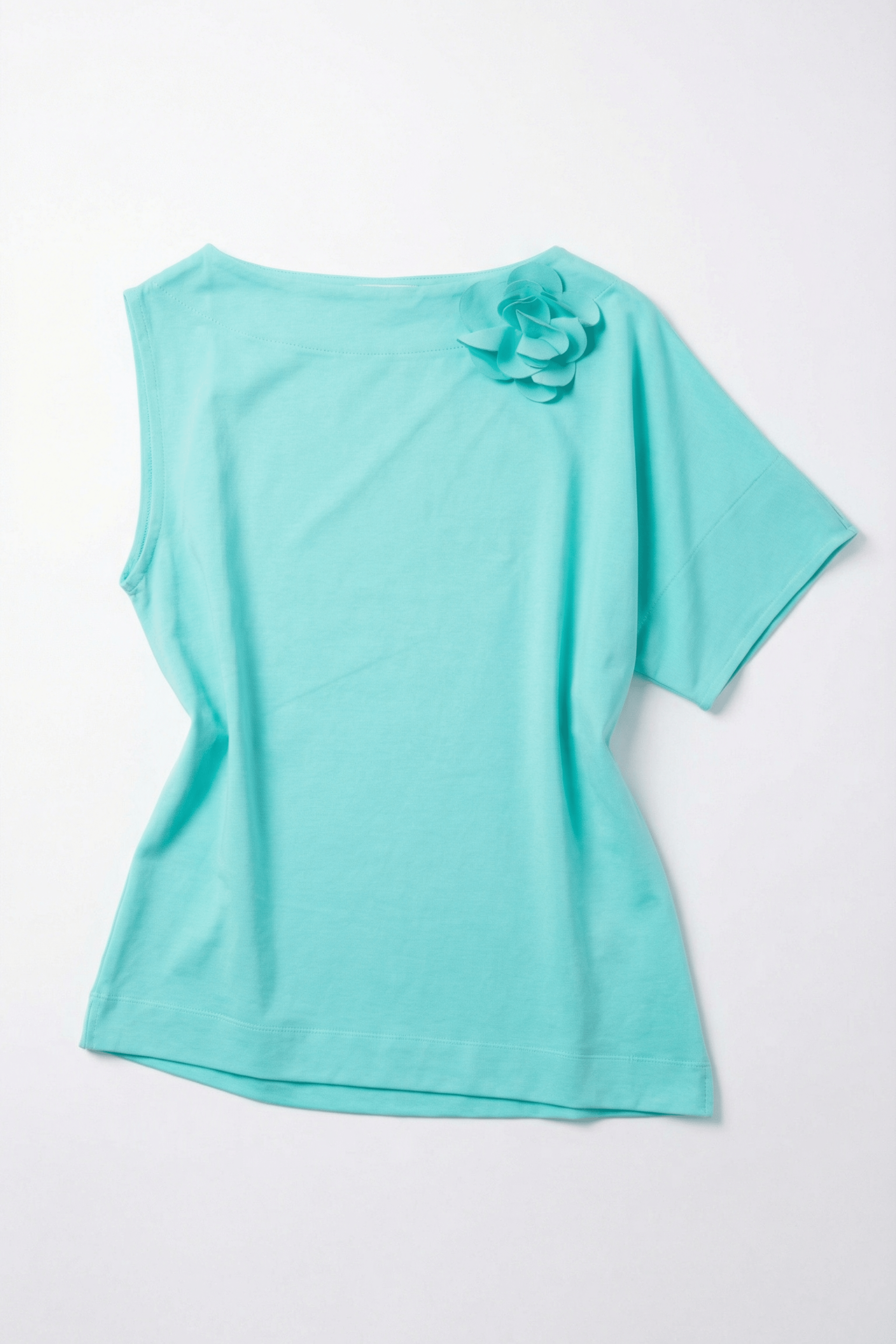 Camiseta celeste asimetrica con flor Lolitas&L - lolitasyl.com