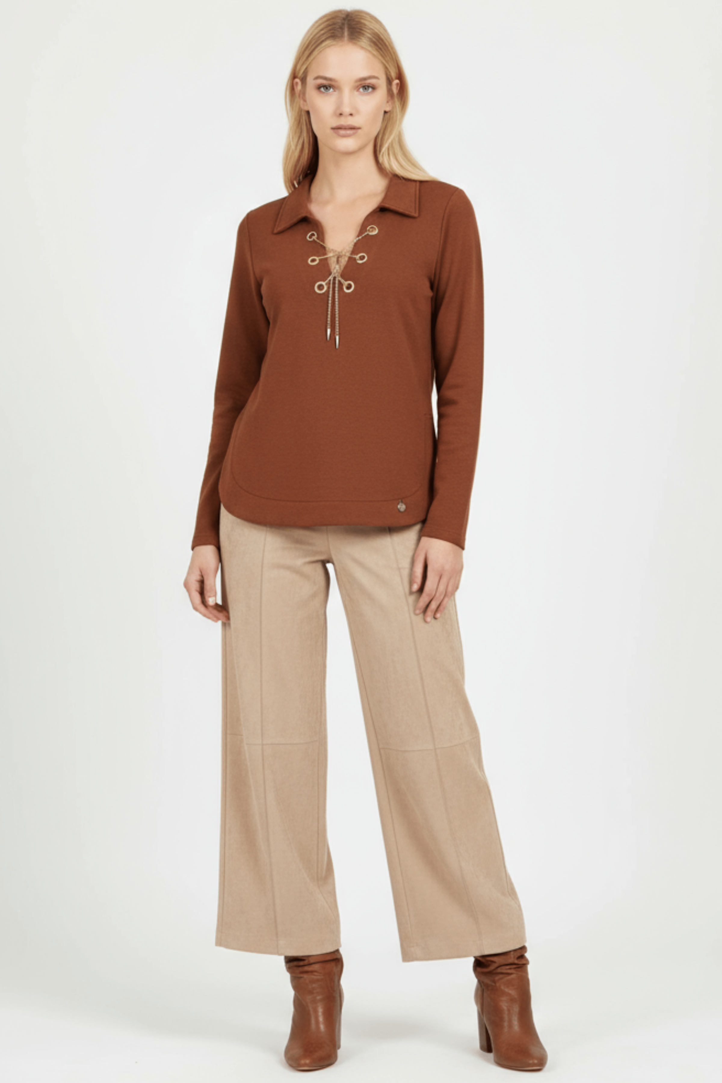 Camiseta de punto marrón con cadena dorada en el escote Lolitas&L - lolitasyl.com