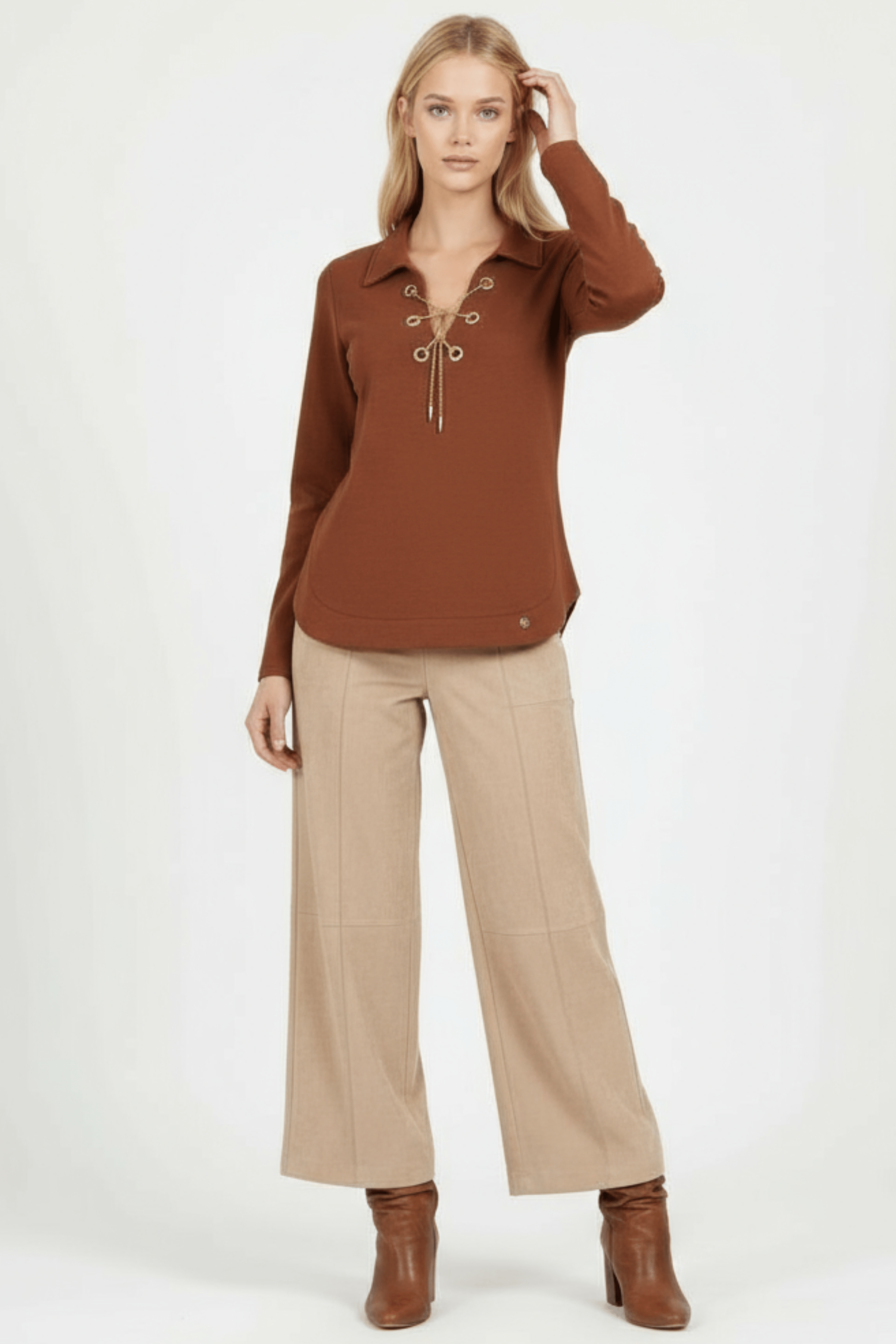 Camiseta de punto marrón con cadena dorada en el escote Lolitas&L - lolitasyl.com