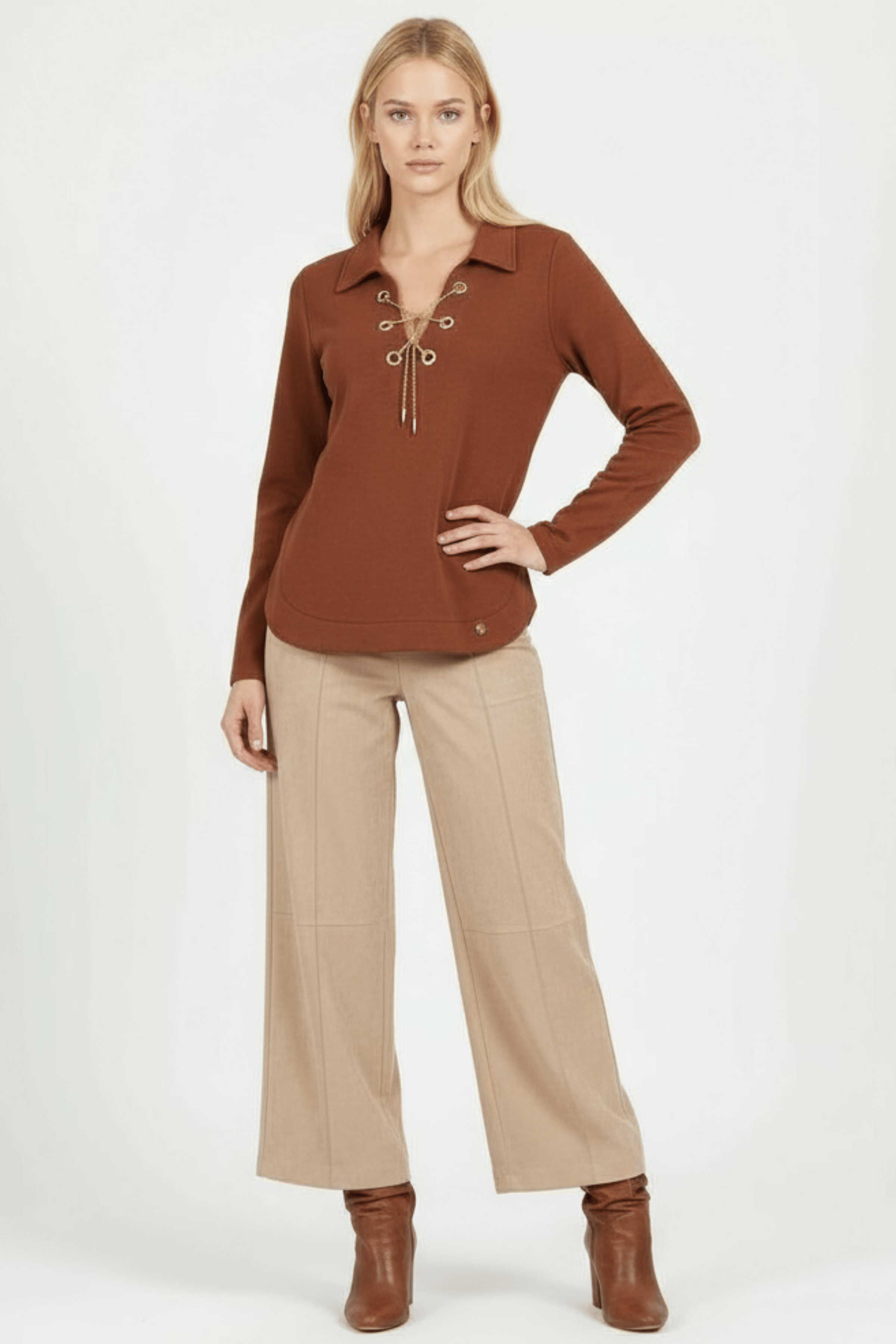 Camiseta de punto marrón con cadena dorada en el escote Lolitas&L - lolitasyl.com