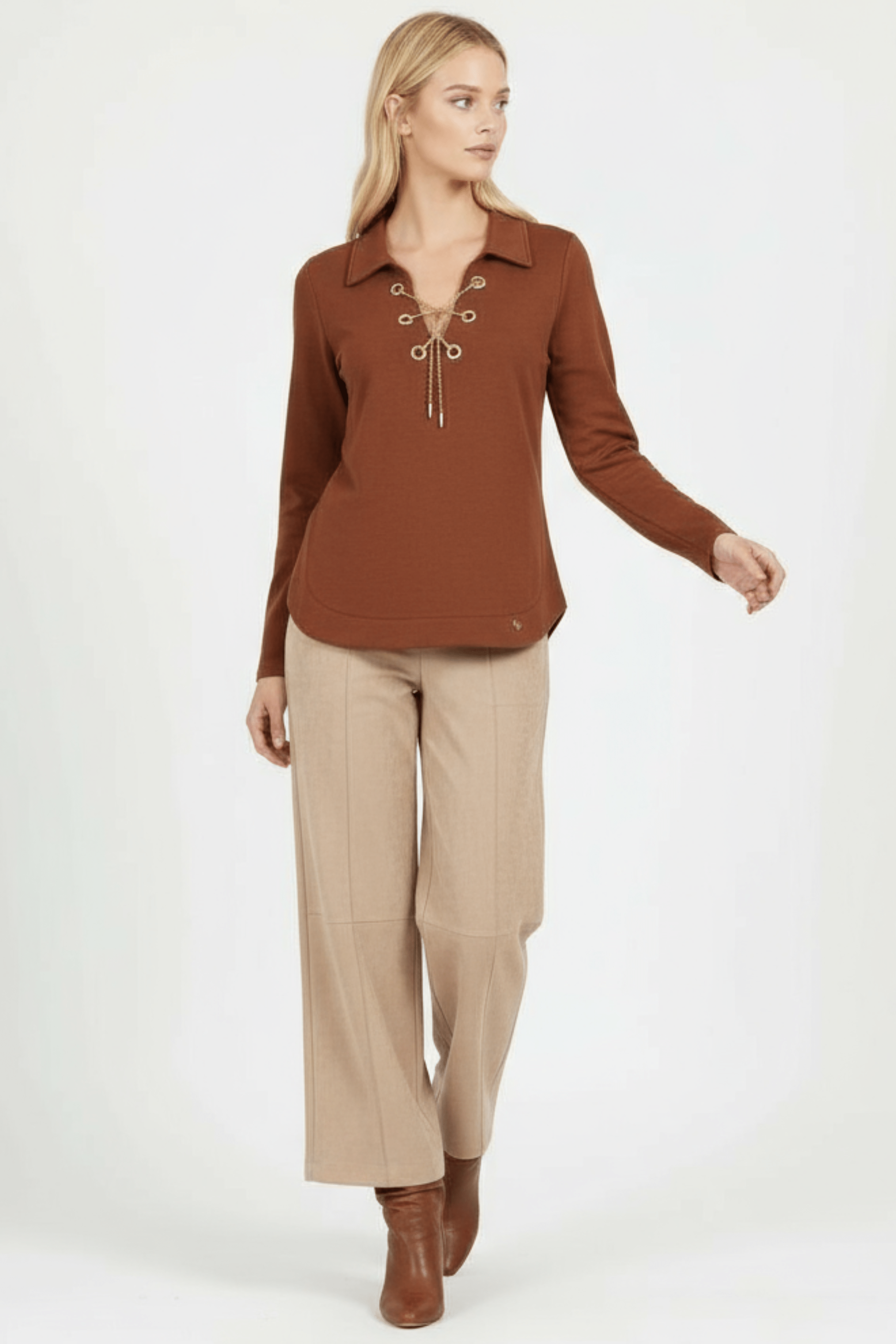 Camiseta de punto marrón con cadena dorada en el escote Lolitas&L - lolitasyl.com