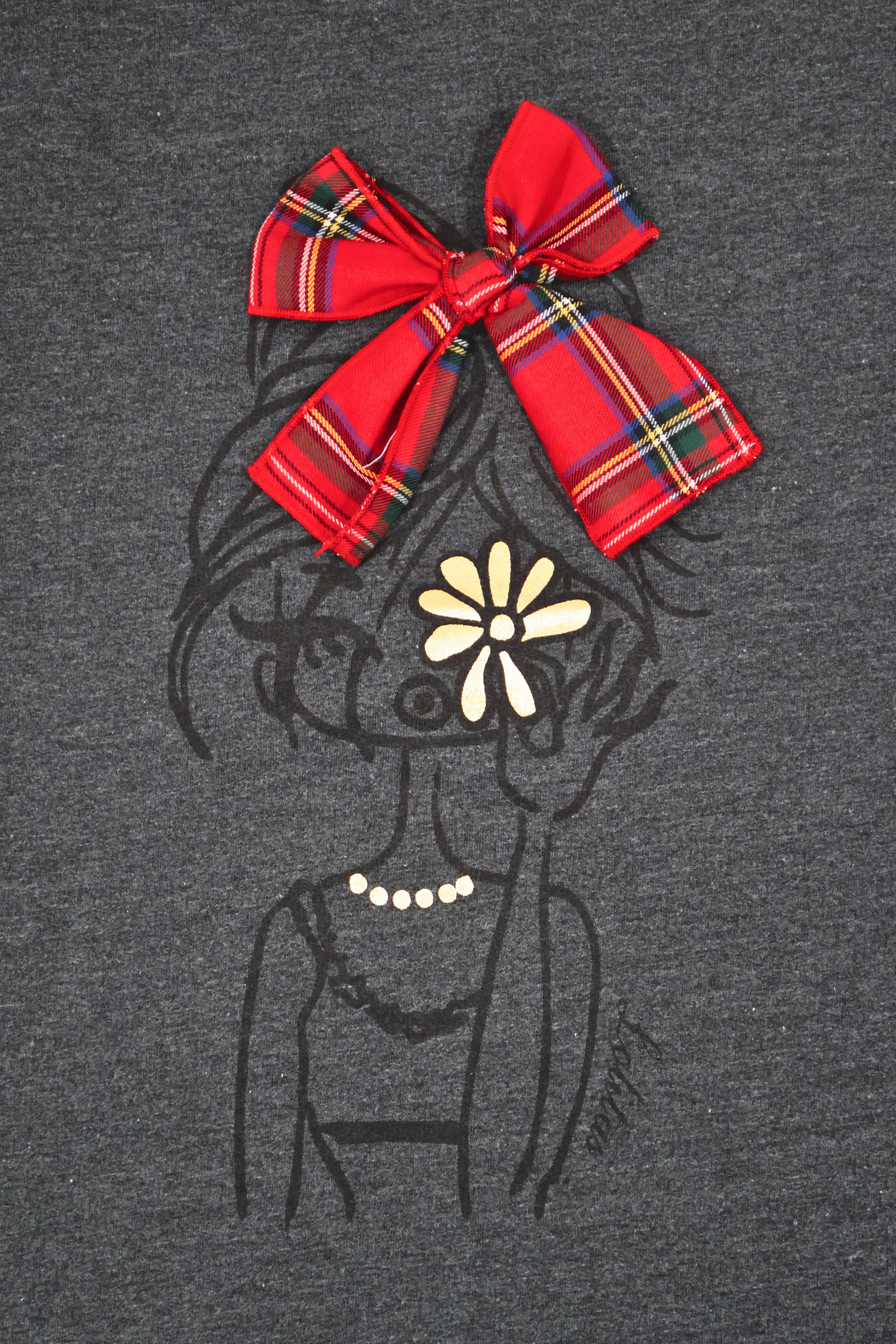 Camiseta gris con estampado muñeca y lazo cuadro escoces Lolitas&L - lolitasyl.com