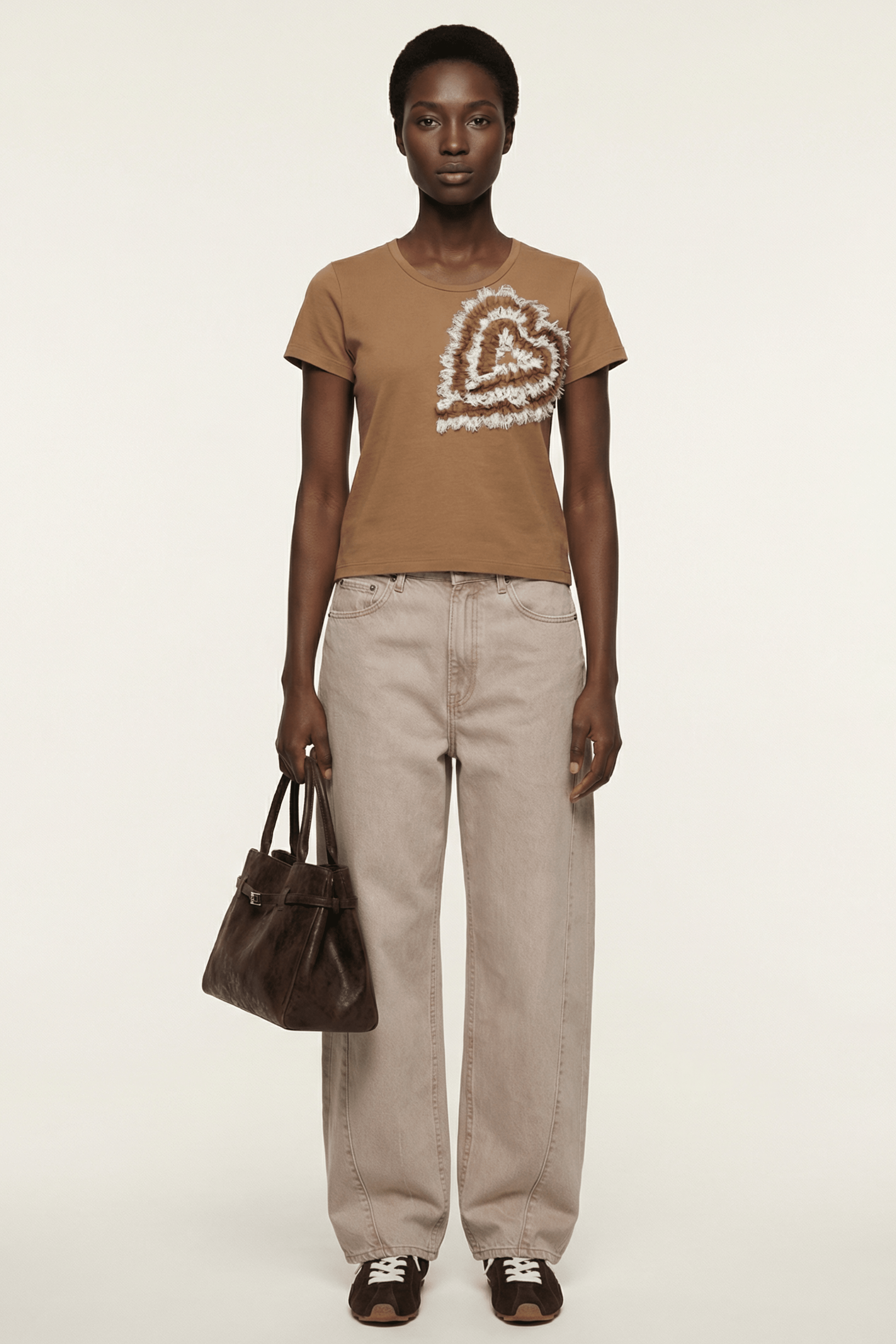 Camiseta marron con bordado corazon pasamaneria en el pecho Lolitas&L - lolitasyl.com