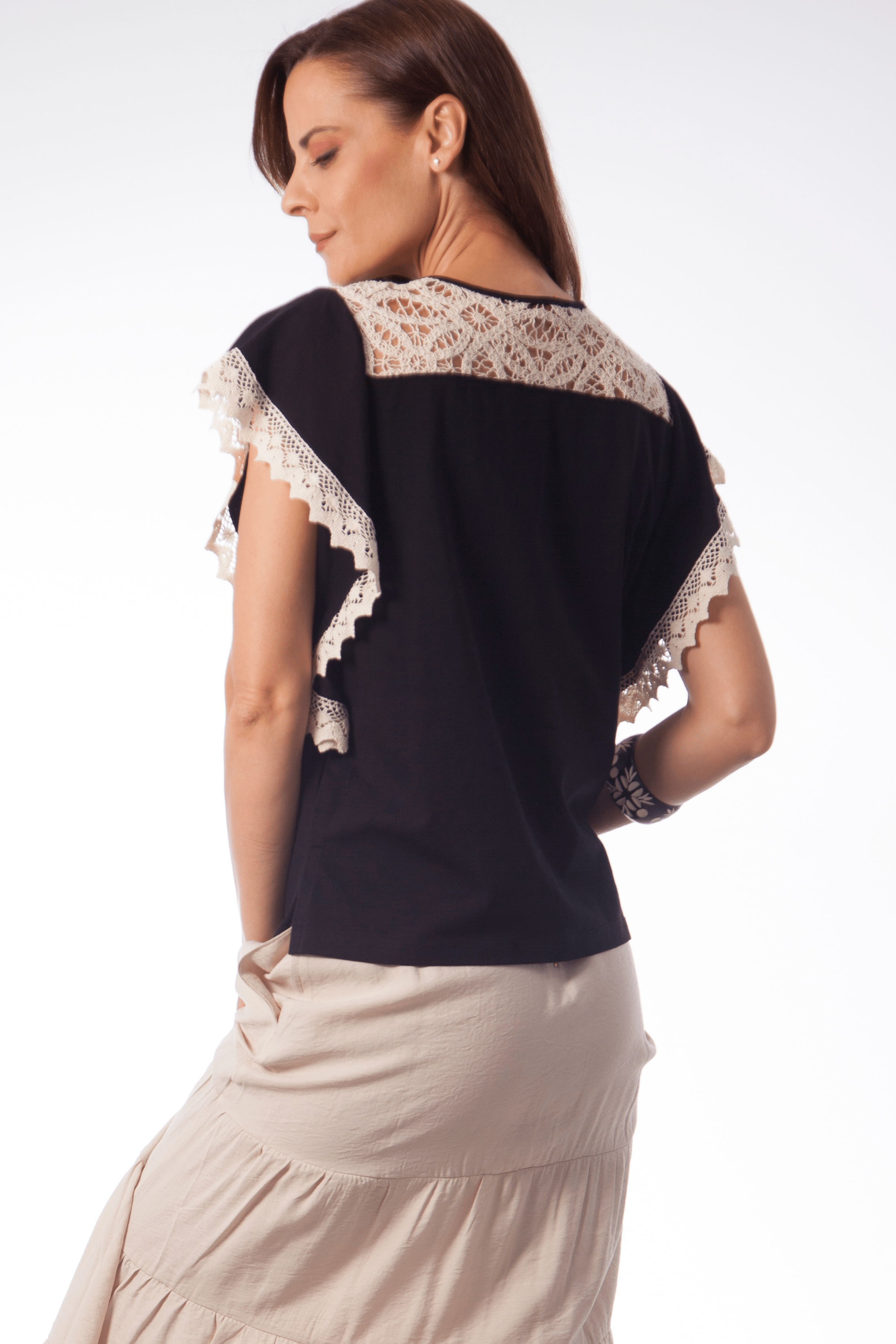 Camiseta negra bordado grogre en delantero y mangas Lolitas&L - lolitasyl.com