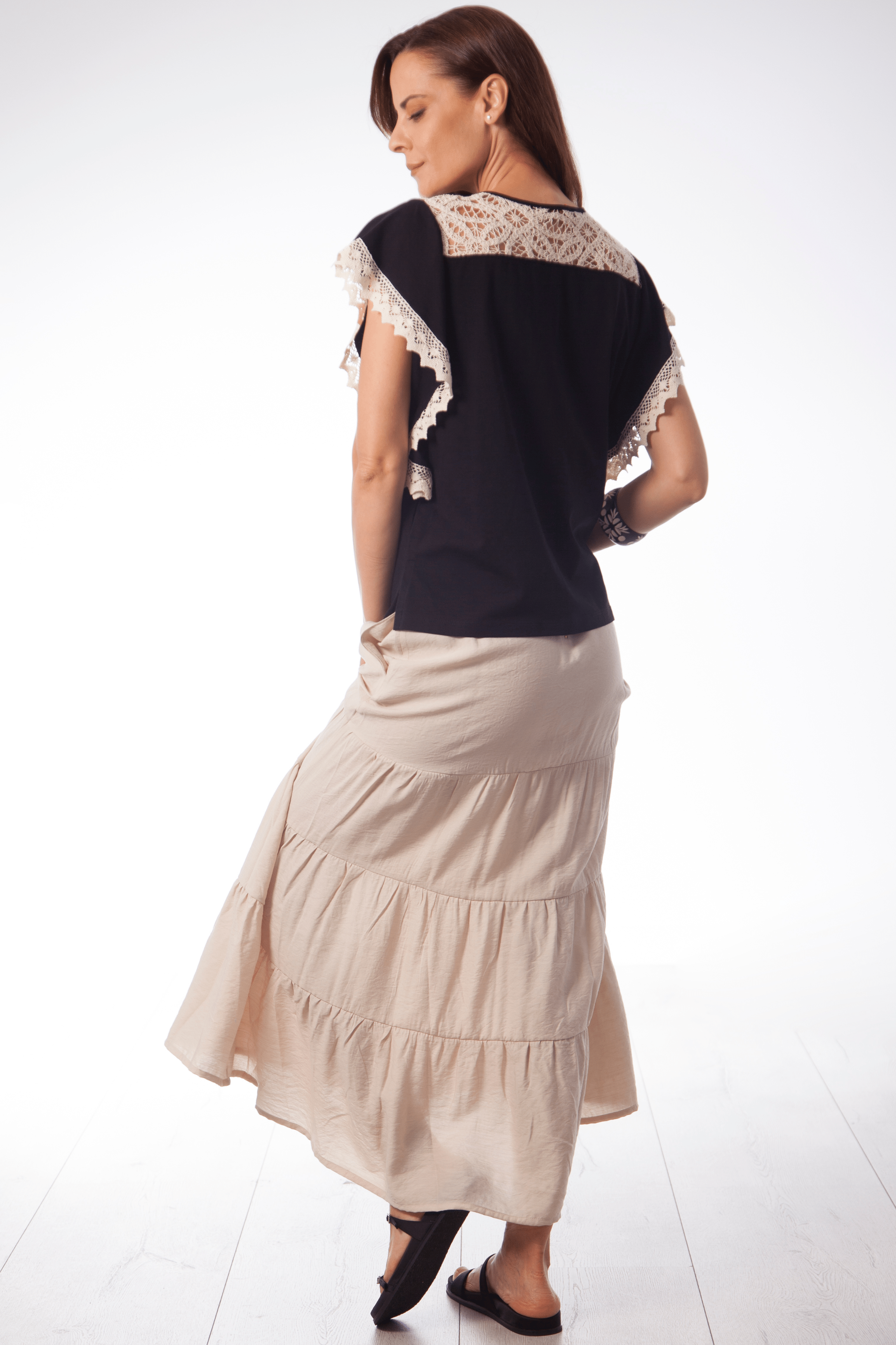 Camiseta negra bordado grogre en delantero y mangas Lolitas&L - lolitasyl.com