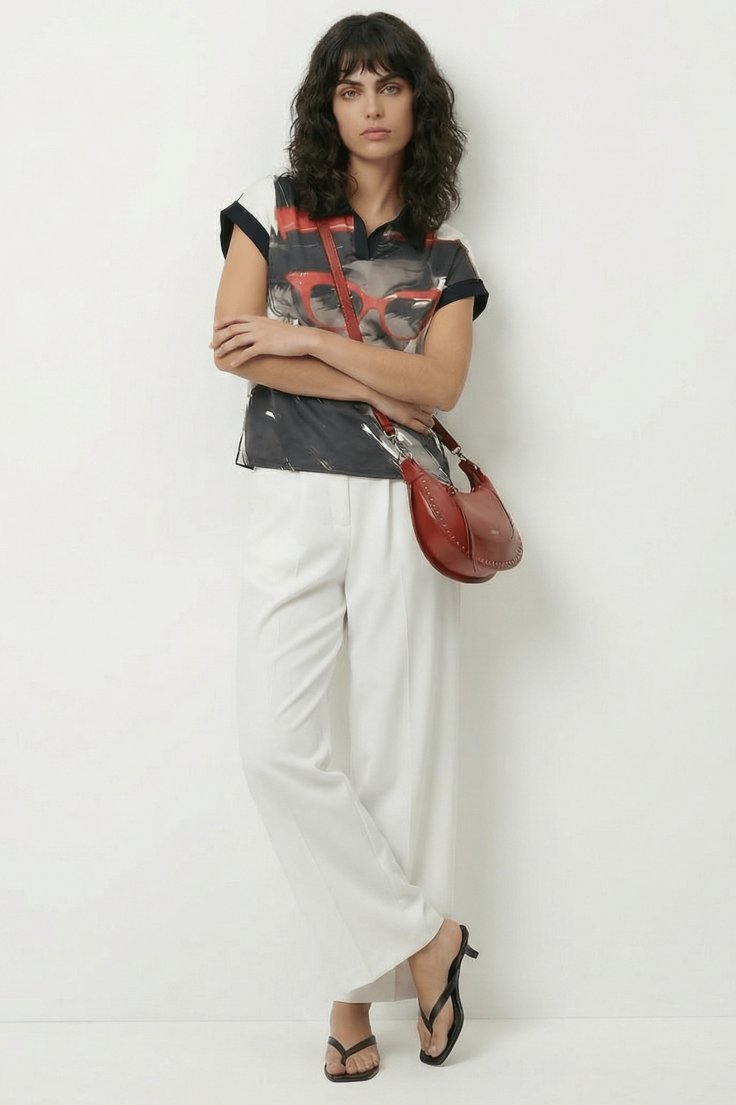 Camiseta negra con estampado silueta con gafas rojas Lolitas&L - lolitasyl.com