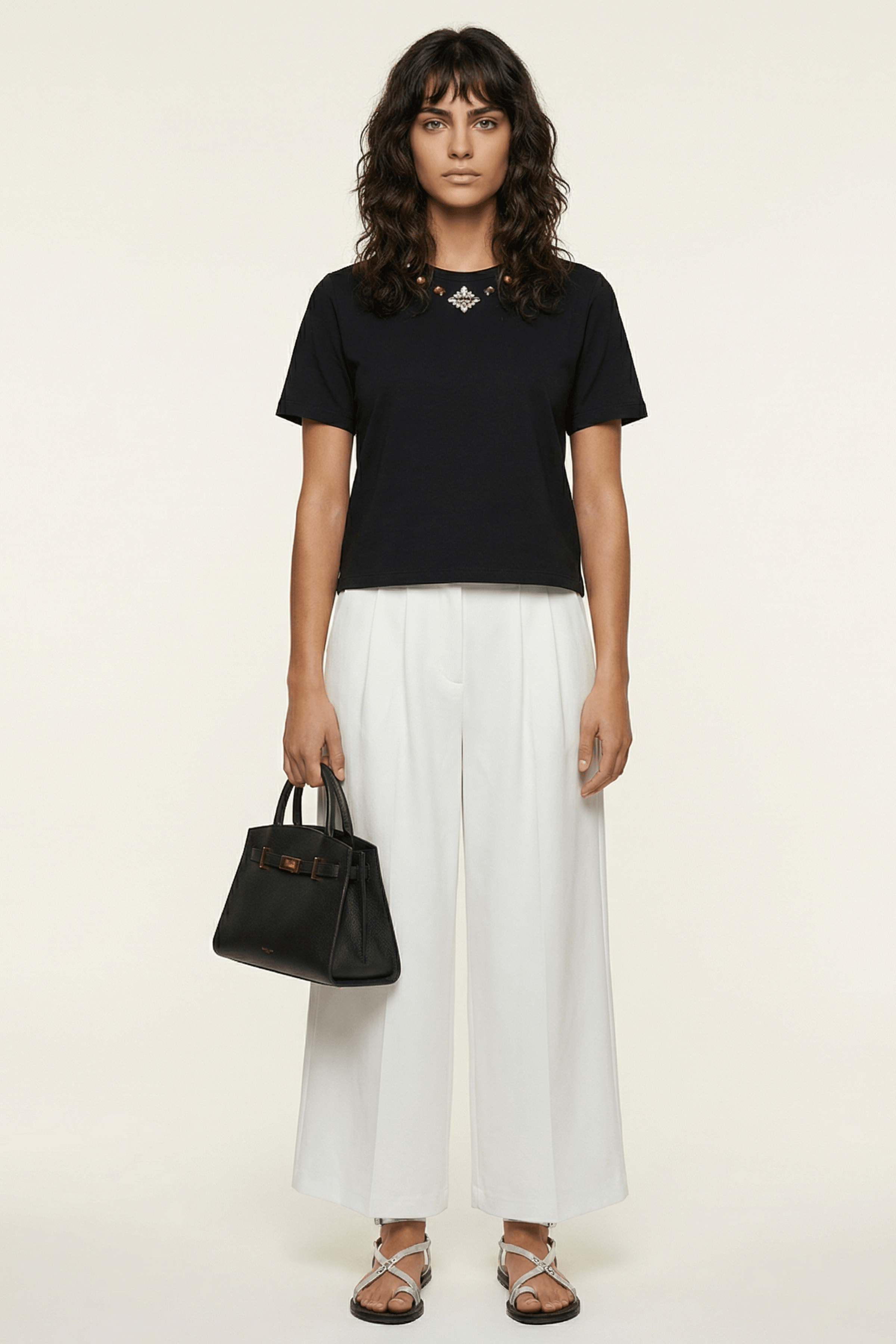 Camiseta negra con pedreria en el escote y manga corta Lolitas&L - lolitasyl.com