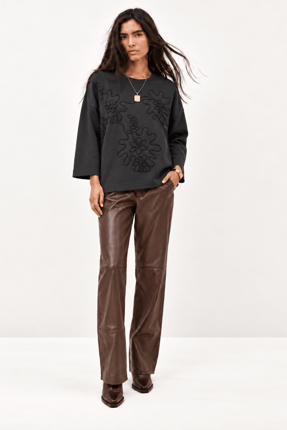 Camiseta Negra de Algodón Jersey con Bordado en Cordón a Tono – Lolitas&L - lolitasyl.com