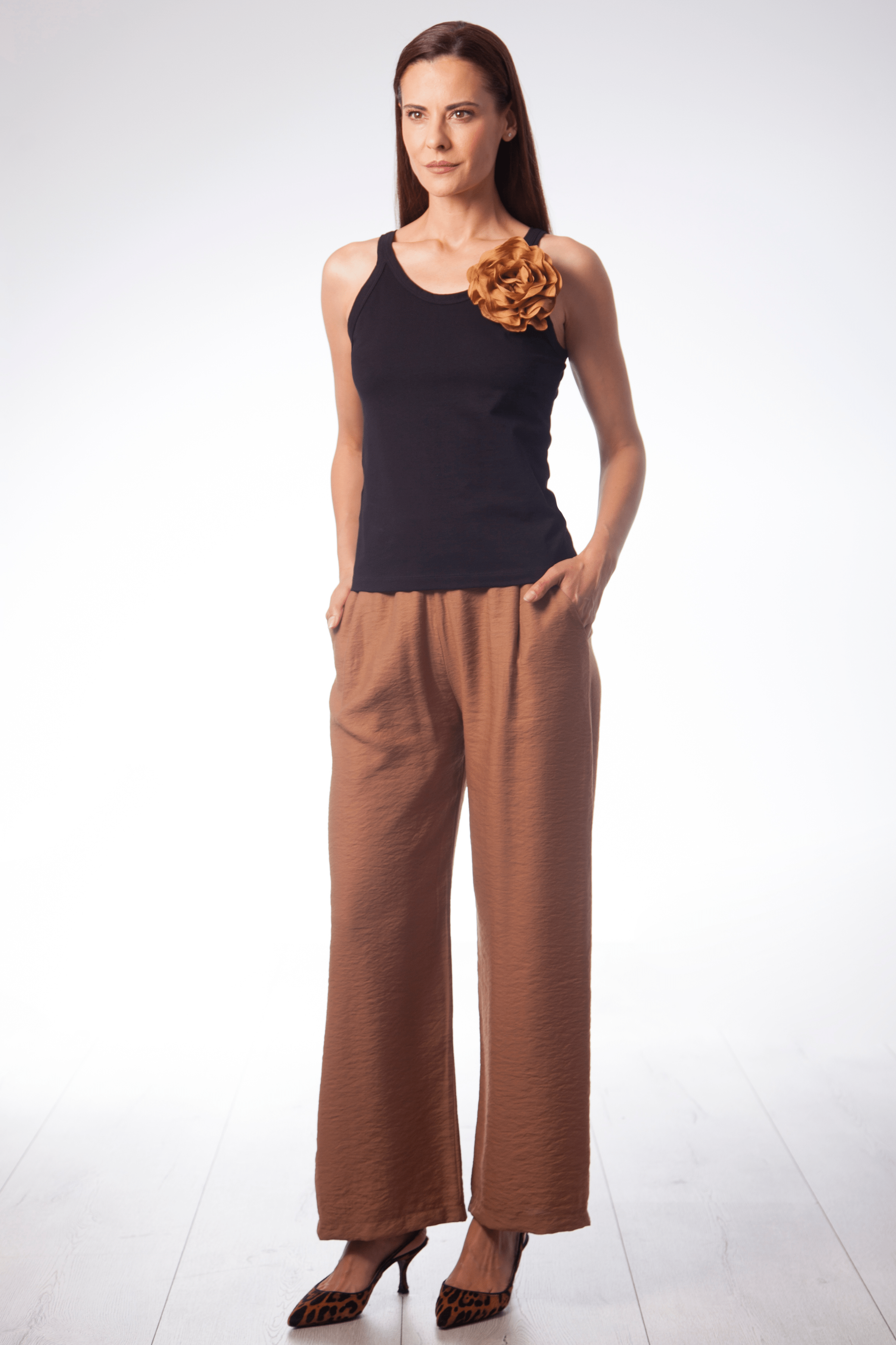 Camiseta negra de tirantes con aplicacion en flor Lolitas&L - lolitasyl.com