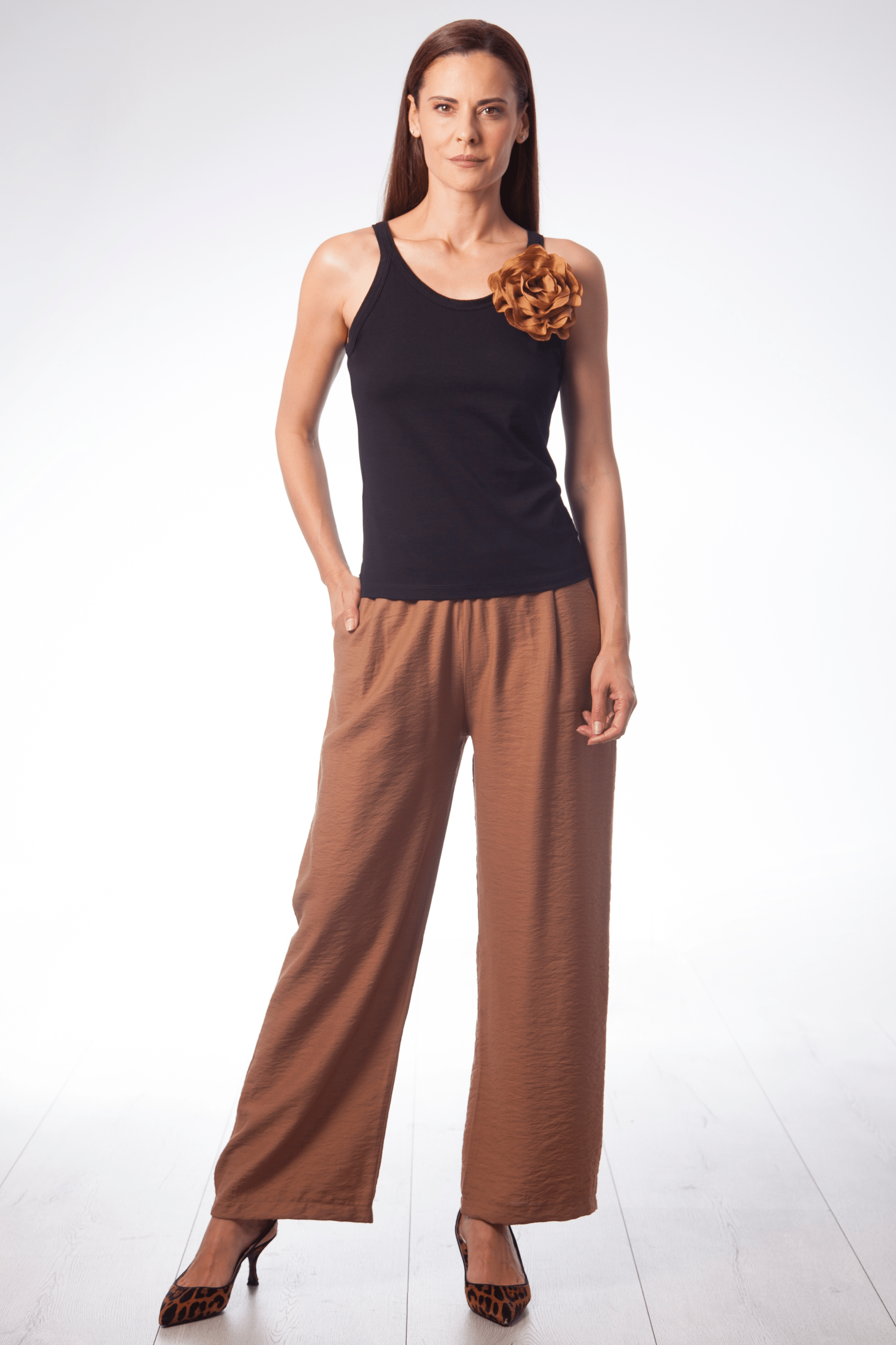 Camiseta negra de tirantes con aplicacion en flor Lolitas&L - lolitasyl.com