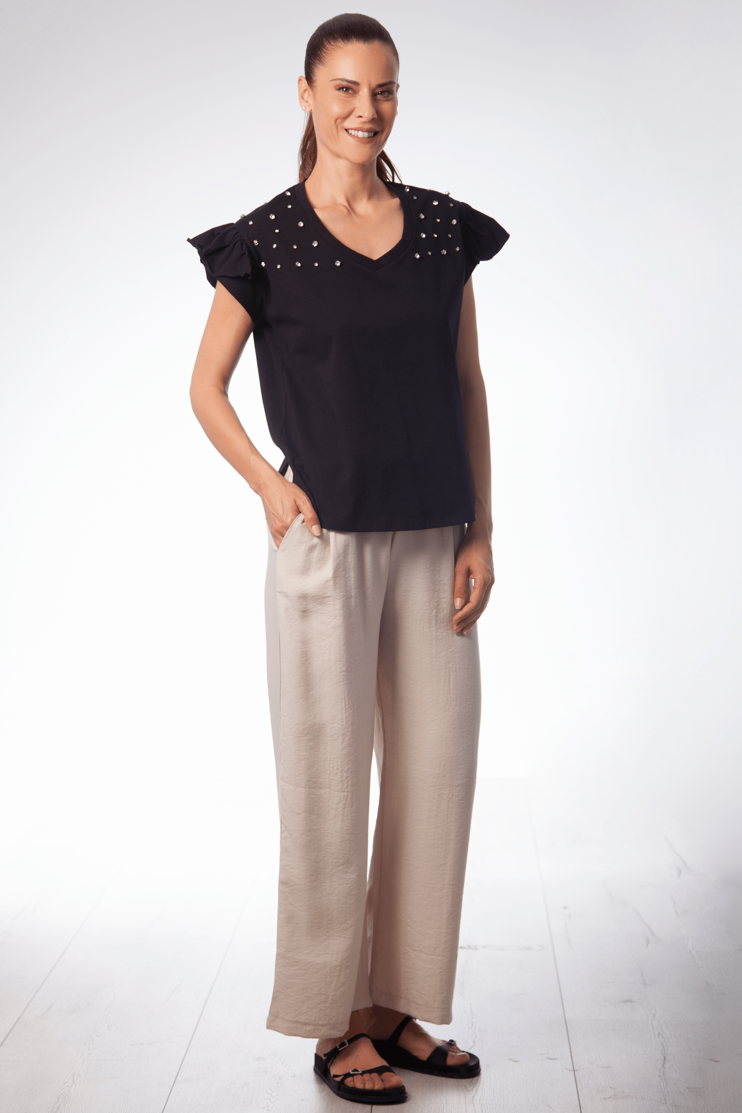 Camiseta negra detalle strass en hombros Lolitas&L - lolitasyl.com