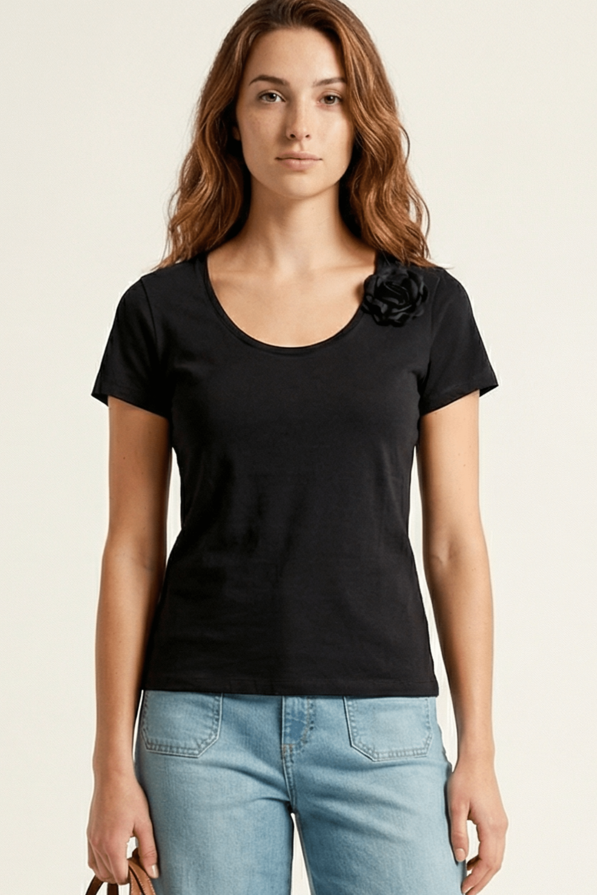 Camiseta negra escote redondo con flor Lolitas&L - lolitasyl.com