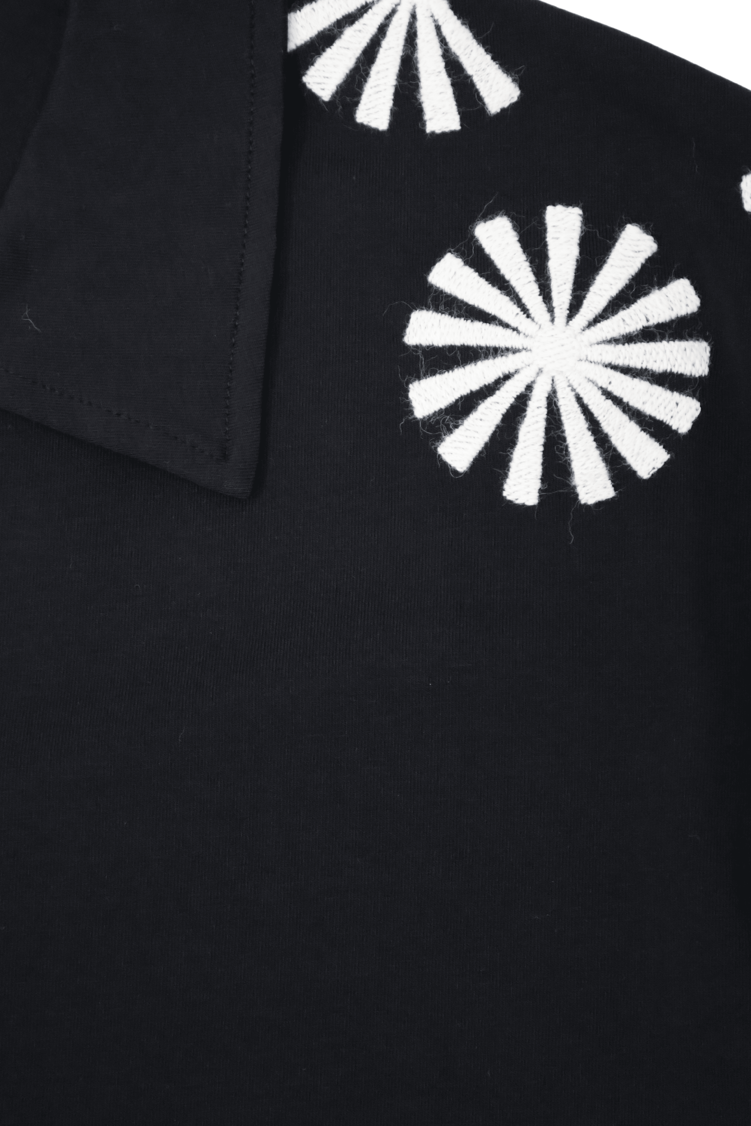 Camiseta negra polo con bordado mandala en contraste Lolitas&L - lolitasyl.com