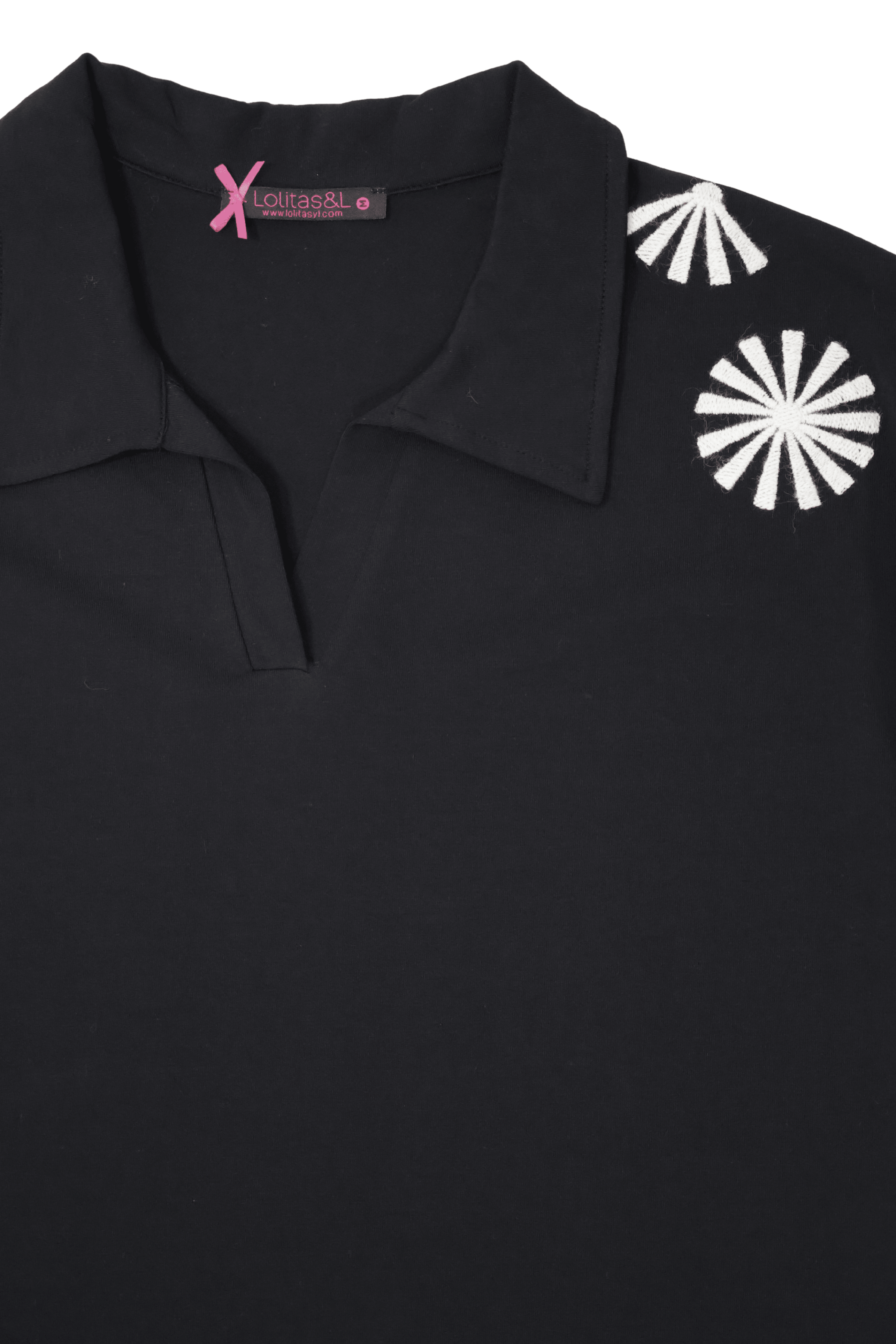 Camiseta negra polo con bordado mandala en contraste Lolitas&L - lolitasyl.com