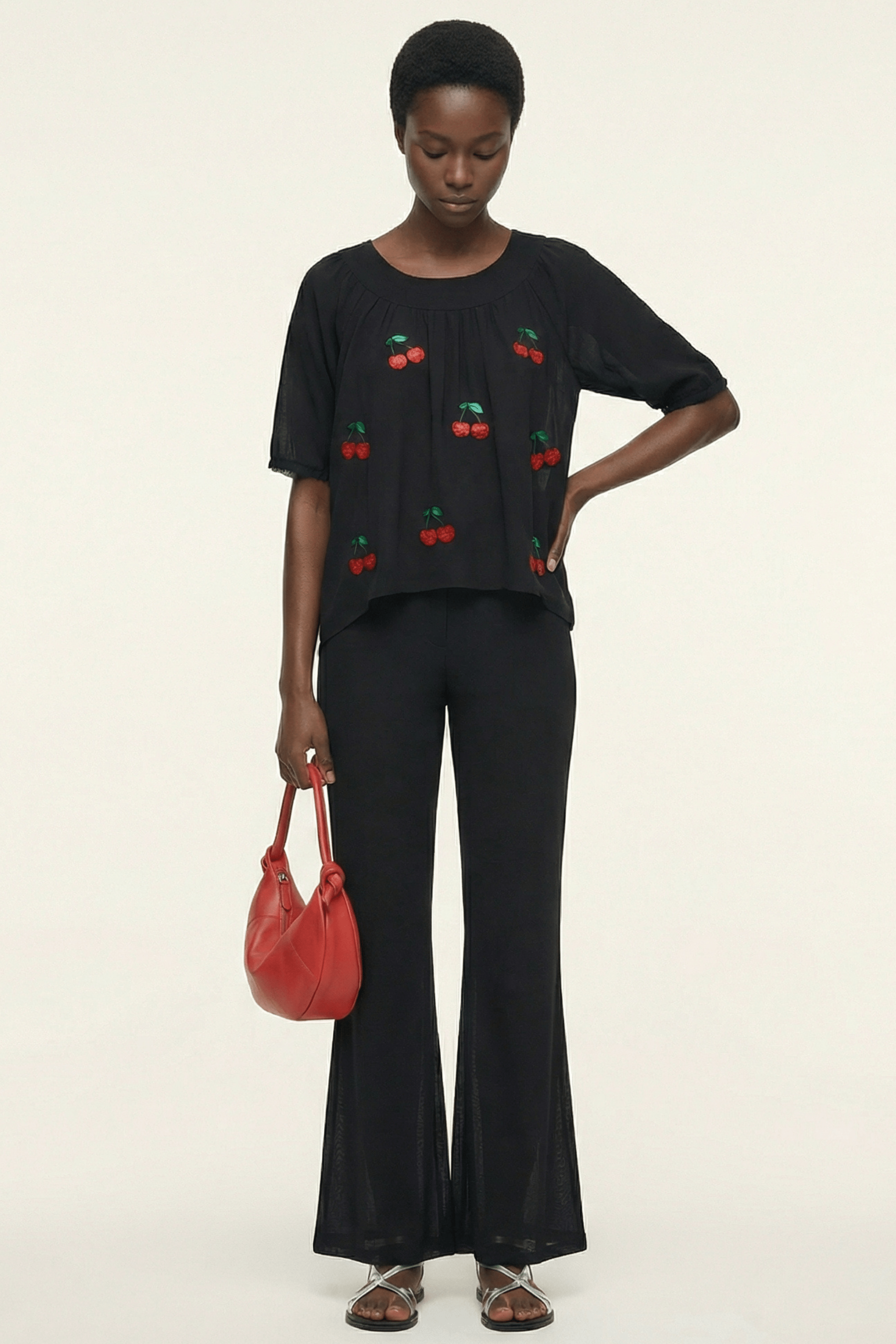 Camiseta negra raglan con bordado cerezas Lolitas&L - lolitasyl.com