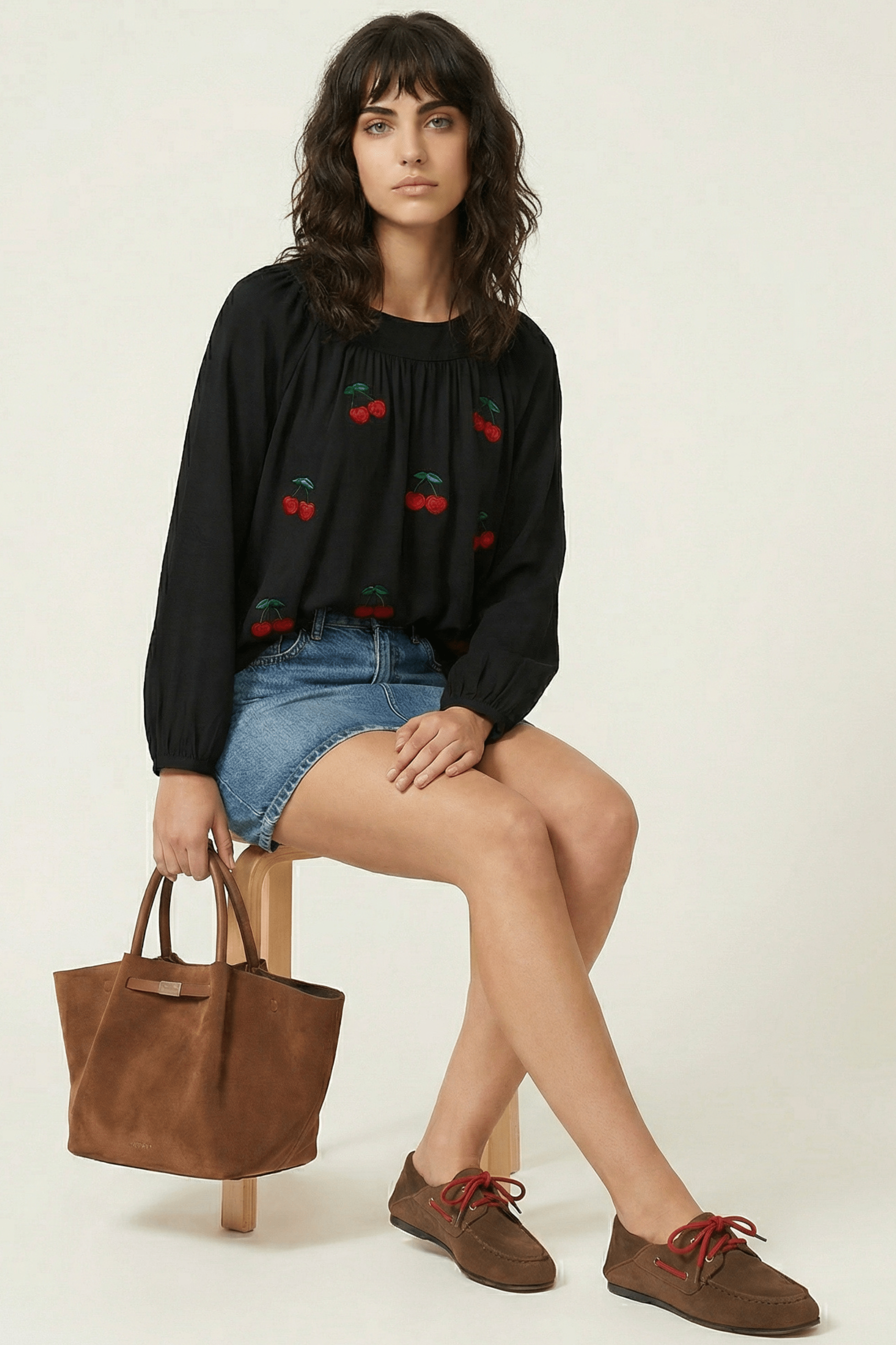Camiseta negra raglan con bordado cerezas Lolitas&L - lolitasyl.com