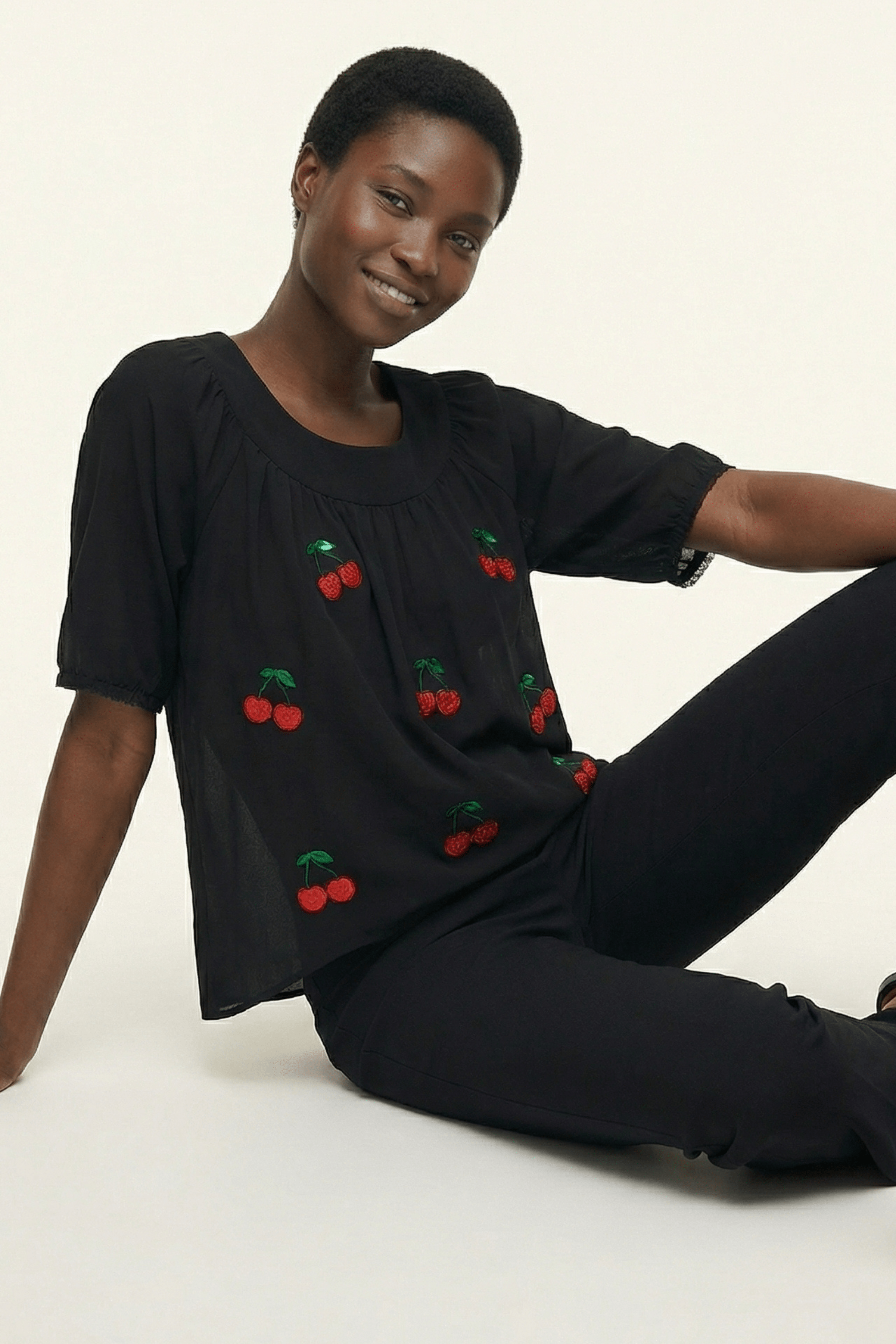 Camiseta negra raglan con bordado cerezas Lolitas&L - lolitasyl.com
