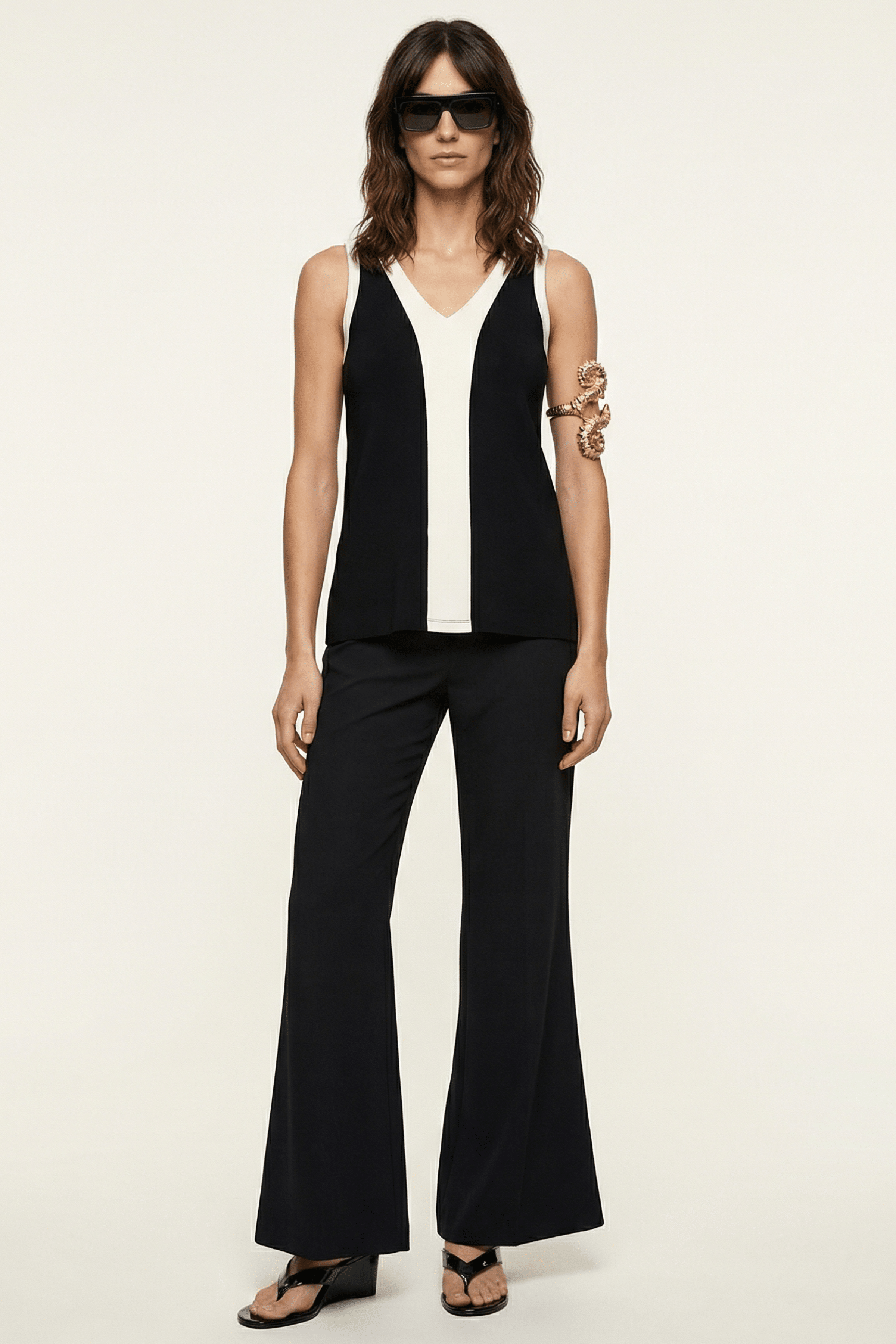 Camiseta negra tirantes con corte en contraste Lolitas&L - lolitasyl.com