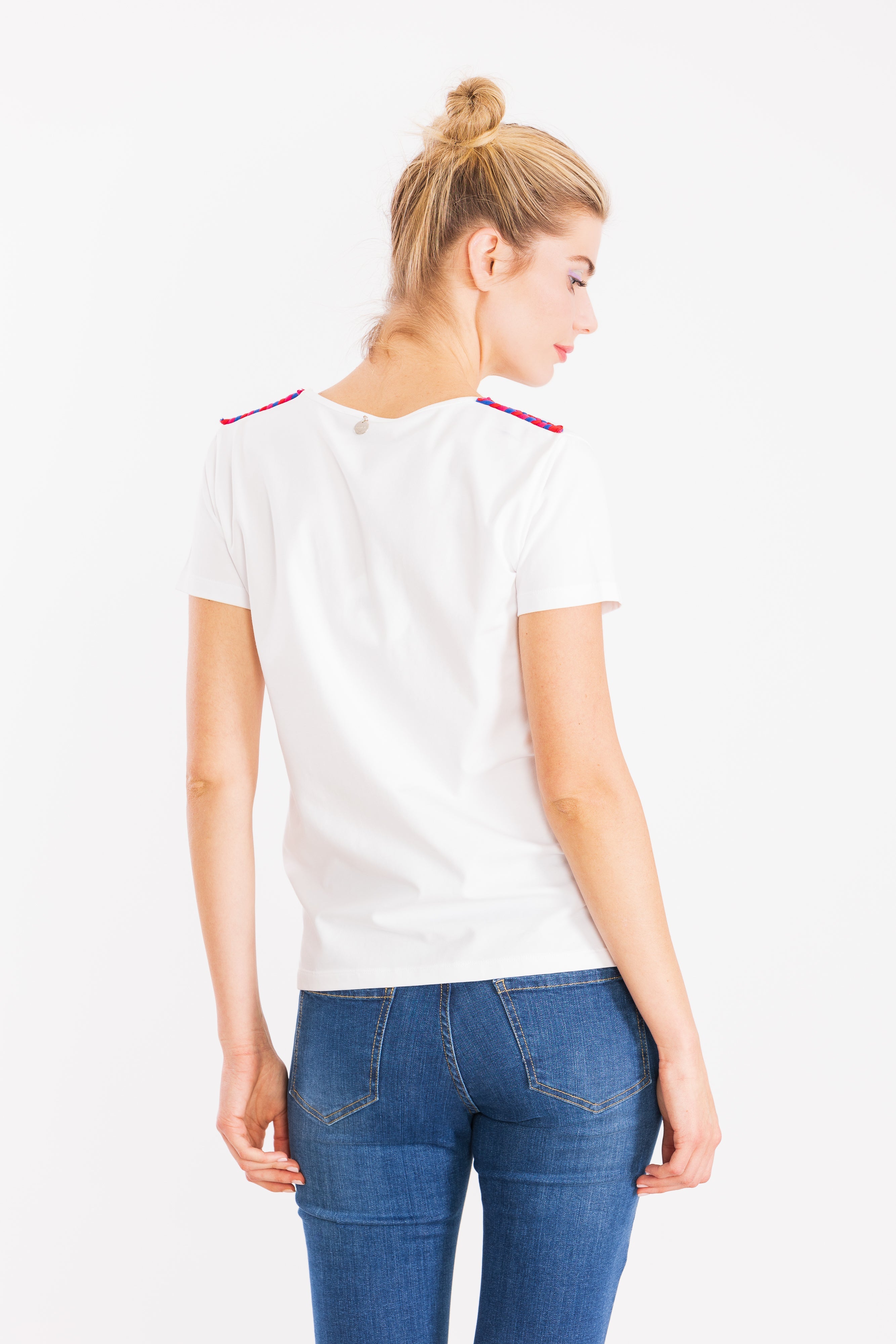 Camiseta Preloved blanca con bolsillo trenzao fucsia LolitasyL - lolitasyl.com