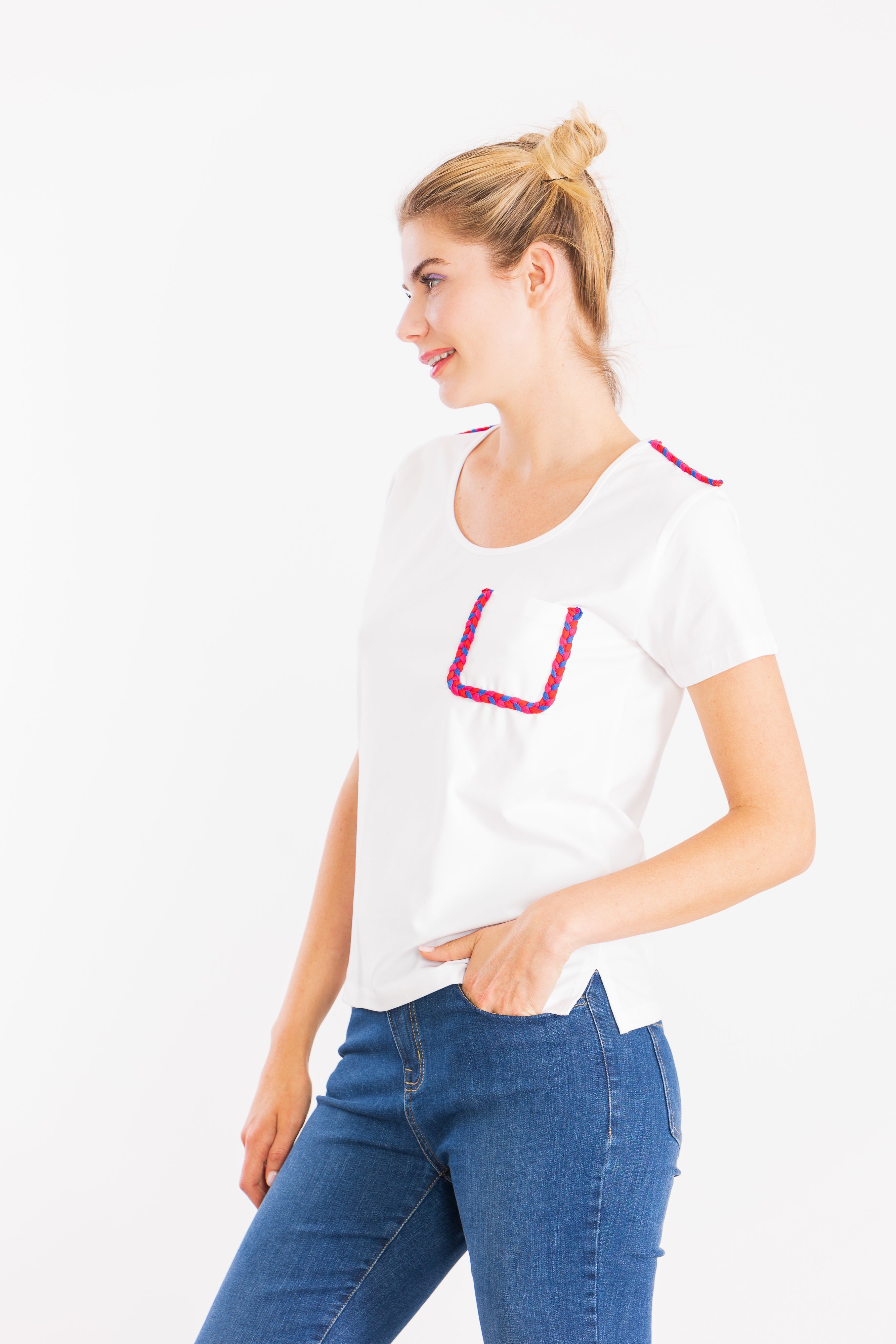 Camiseta Preloved blanca con bolsillo trenzao fucsia LolitasyL - lolitasyl.com