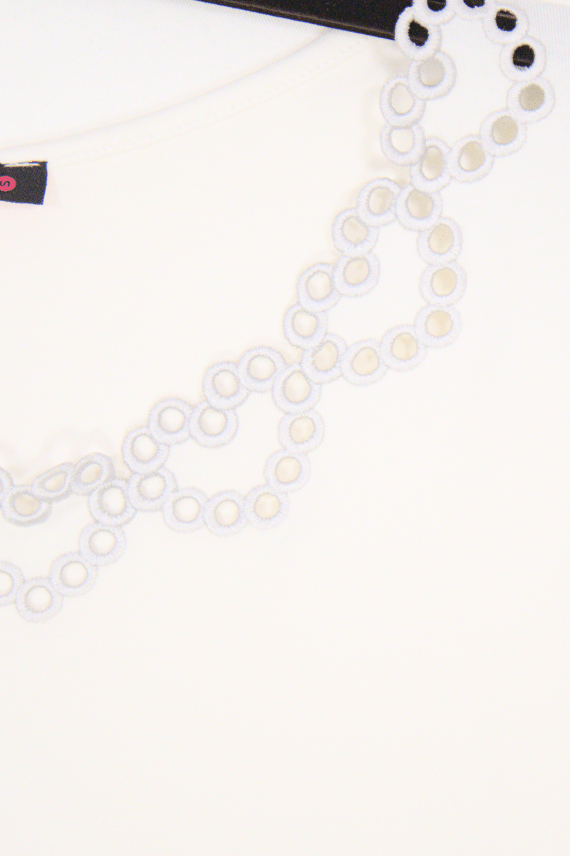 Camiseta Preloved blanca con bordado en el escote a contraste Lolitas&L - lolitasyl.com