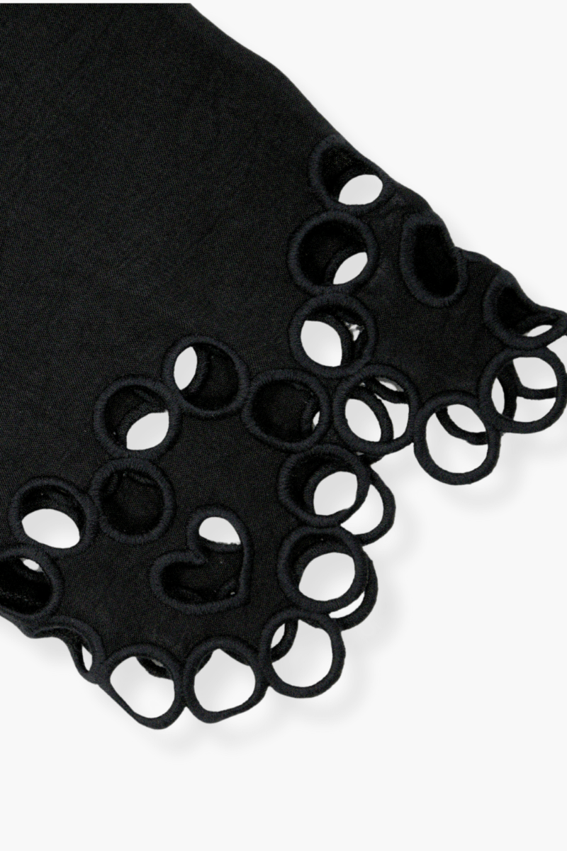 Camiseta Preloved negra con el hombro descubierto y bordada Lolitas&L - lolitasyl.com