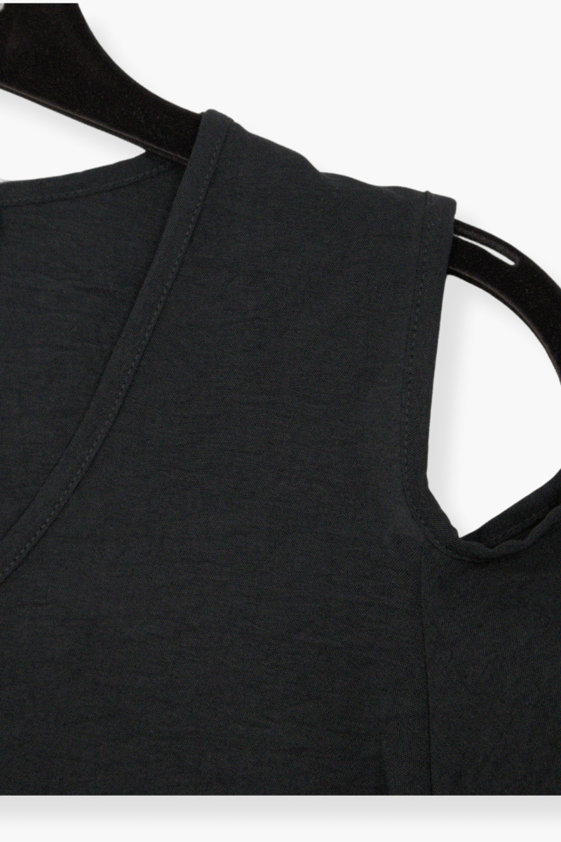 Camiseta Preloved negra con el hombro descubierto y bordada Lolitas&L - lolitasyl.com