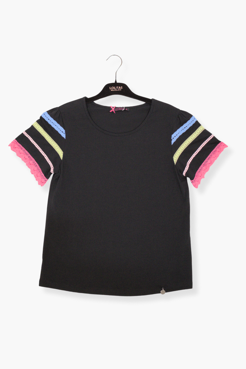 Camiseta Preloved negra con pasamaneria colores en la manga Lolitas&L - lolitasyl.com