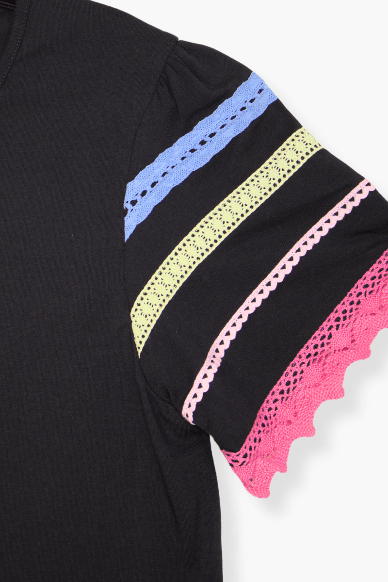 Camiseta Preloved negra con pasamaneria colores en la manga Lolitas&L - lolitasyl.com