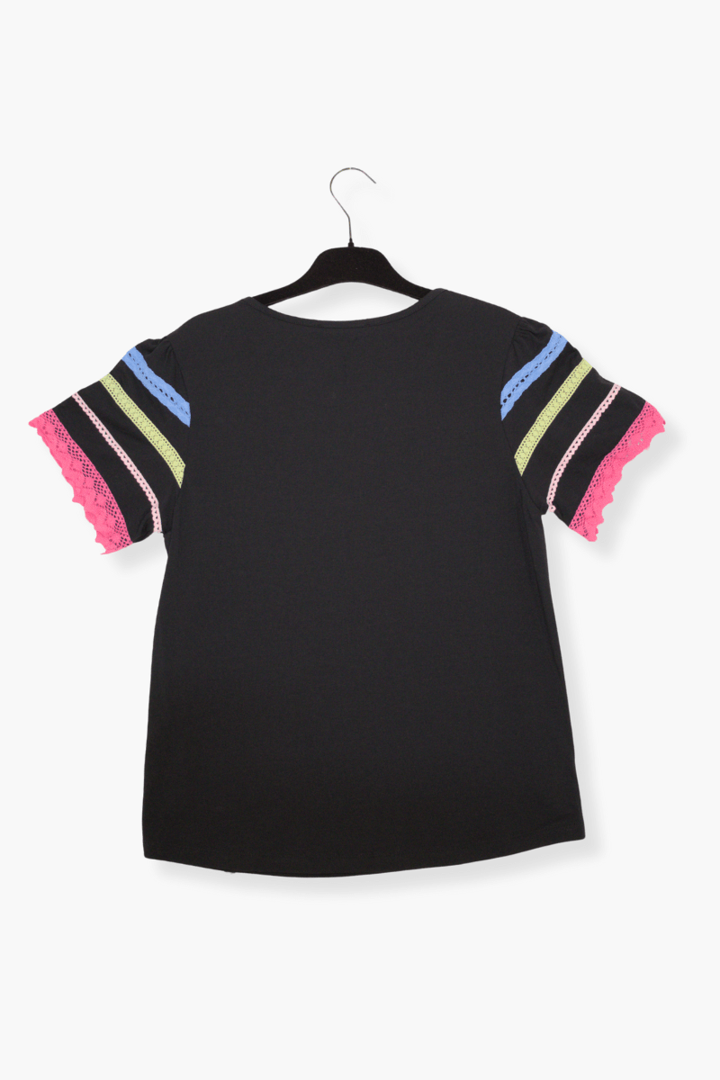Camiseta Preloved negra con pasamaneria colores en la manga Lolitas&L - lolitasyl.com