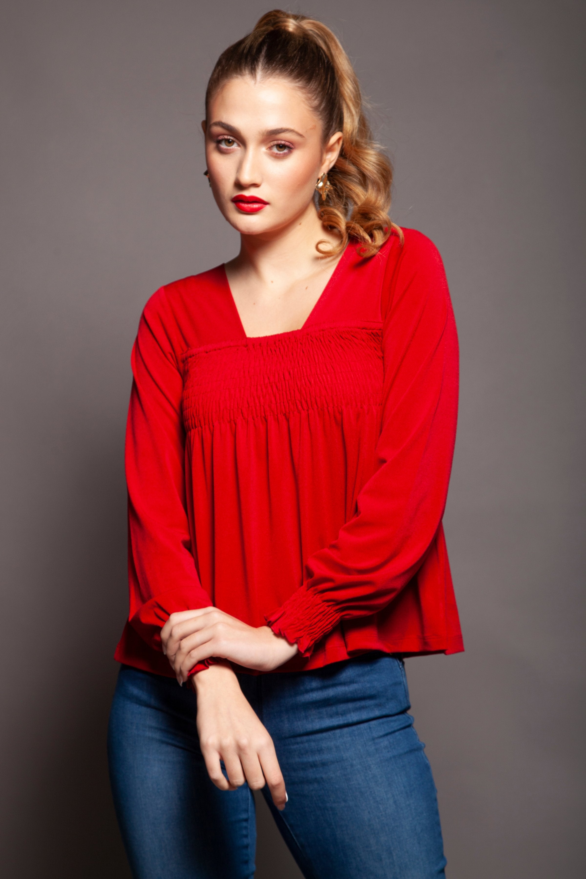 Camiseta roja pecho nido de abjeja Lolitas&L - lolitasyl.com