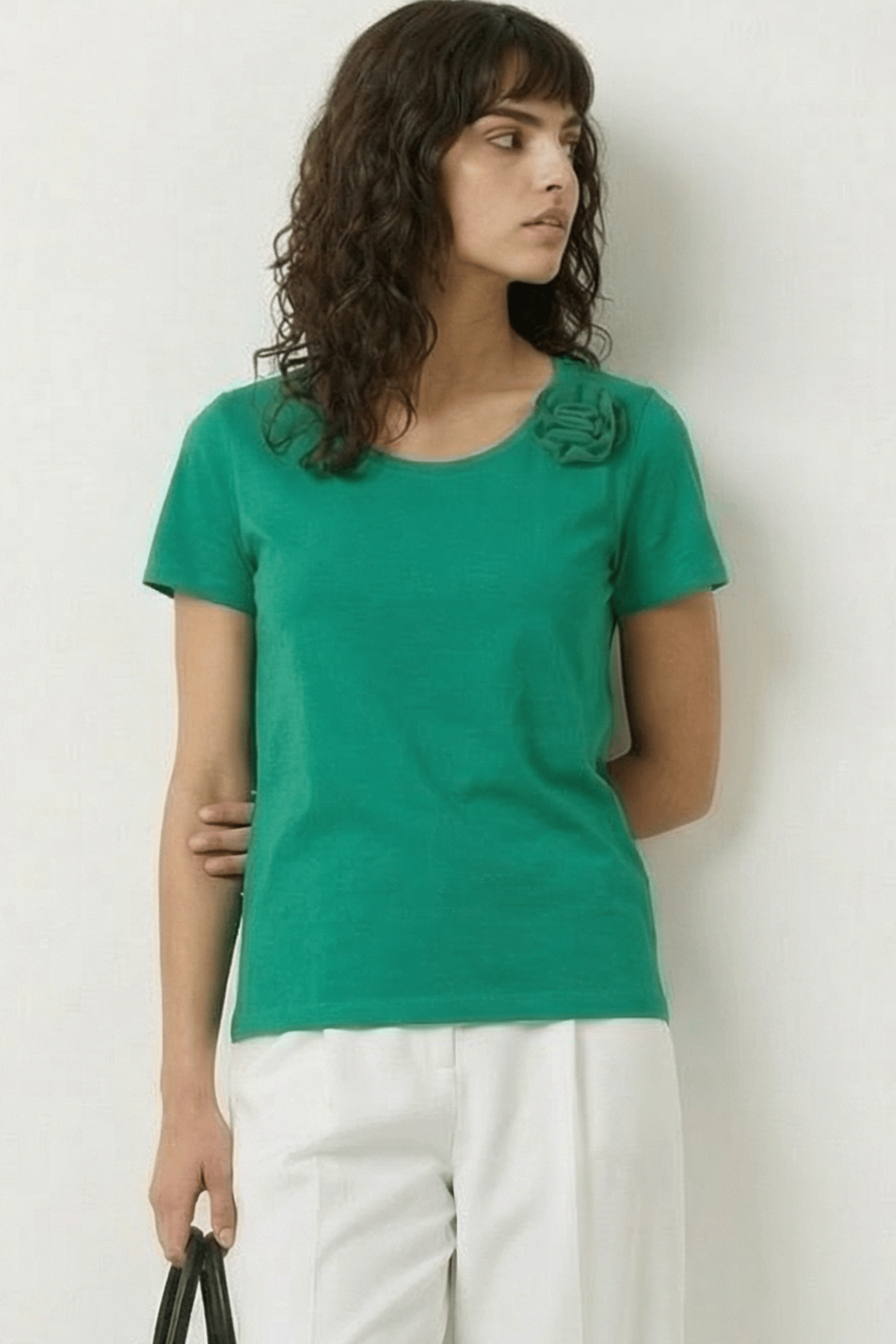 Camiseta verde hierba escote redondo con flor Lolitas&L - lolitasyl.com