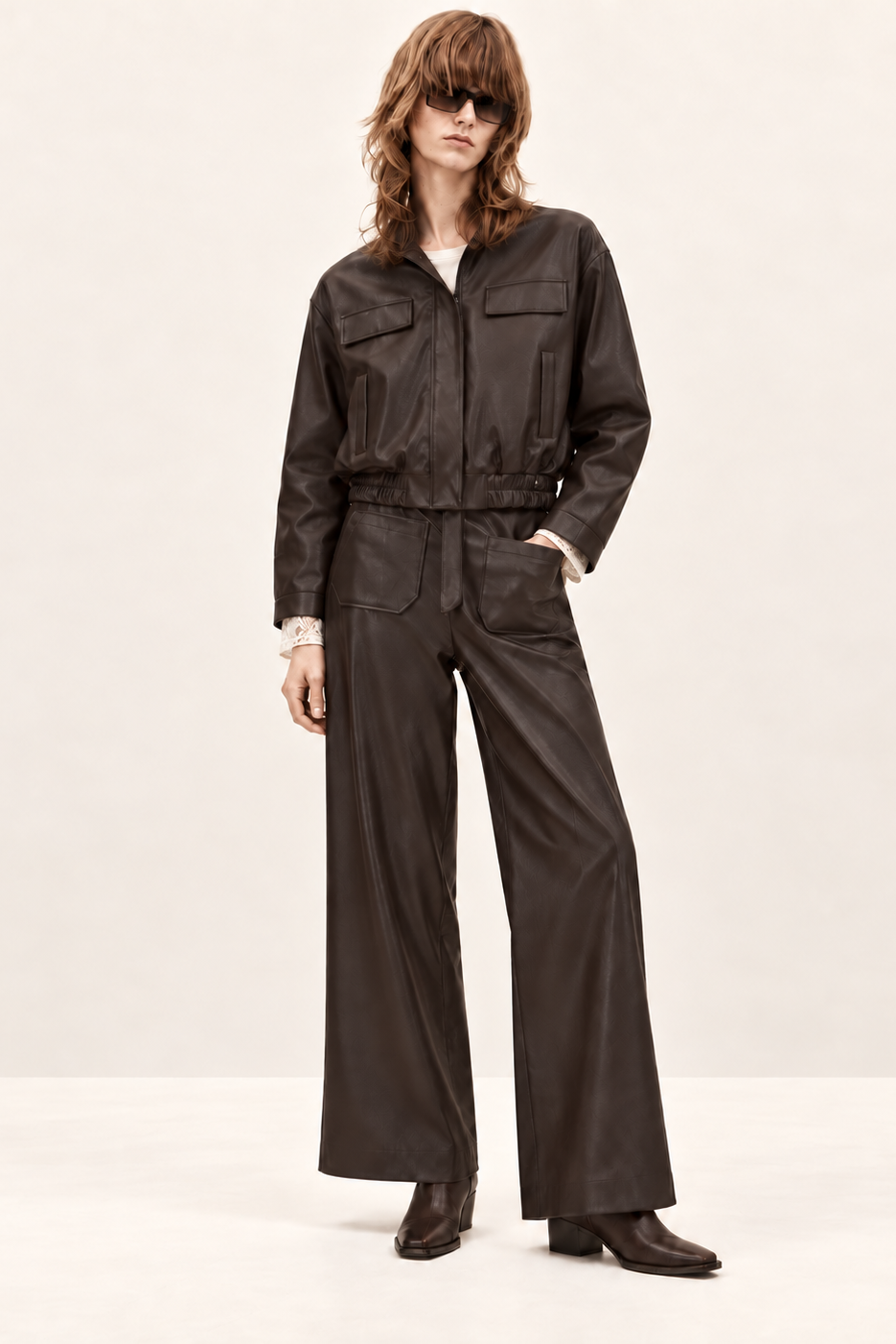 Chaqueta Bomber Cropped Negra en Ecopiel con Cremallera – Lolitas&L